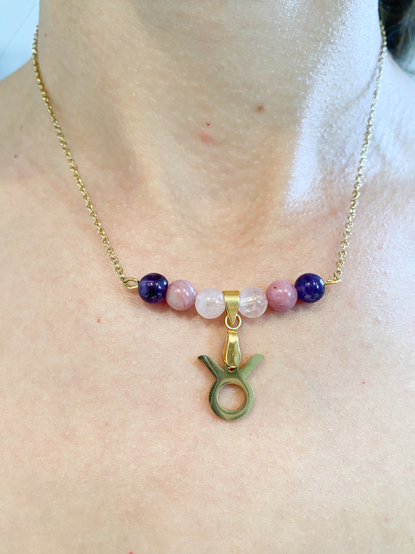 Collier Taureau en Acier Inoxydable doré : Quartz Rose, Rhodonite et Améthyste pour l'Équilibre Émotionnel