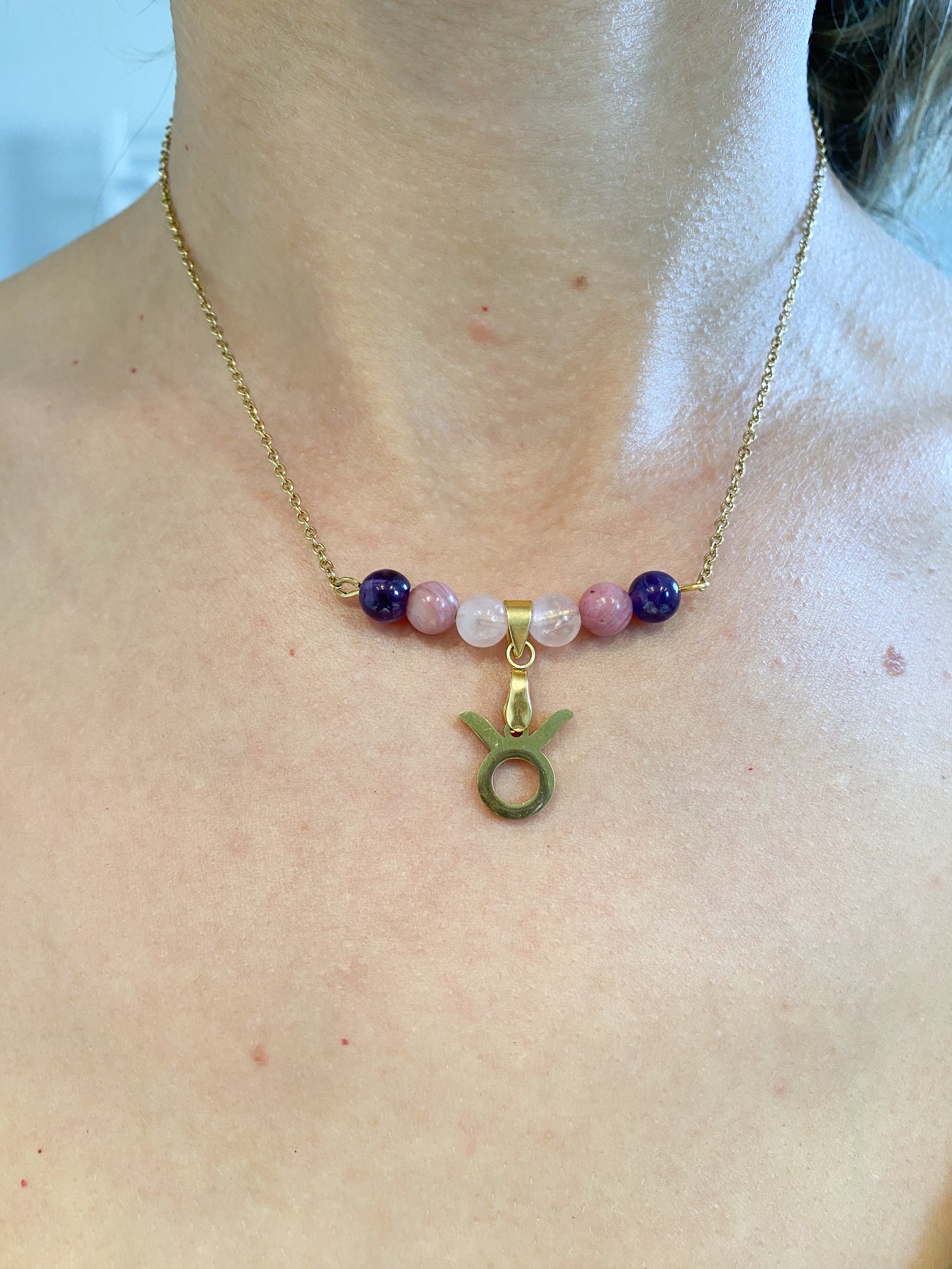 Collier Taureau en Acier Inoxydable doré : Quartz Rose, Rhodonite et Améthyste pour l'Équilibre Émotionnel
