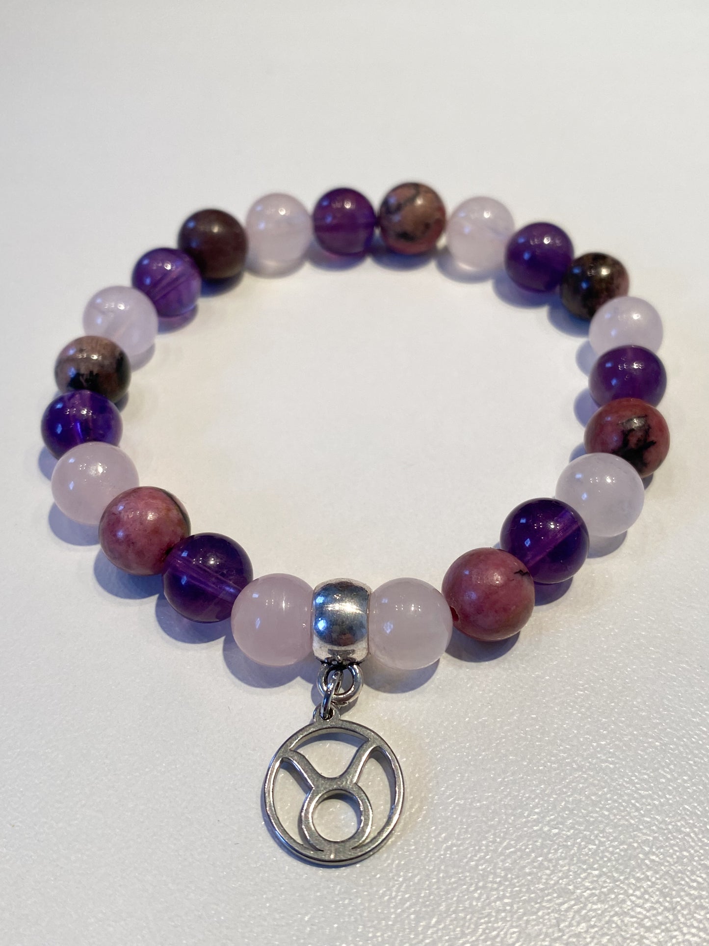 Bracelet Taureau en pierres naturelles – Quartz Rose, Améthyste, Rhodonite | Équilibre & Harmonie pour signe Taureau