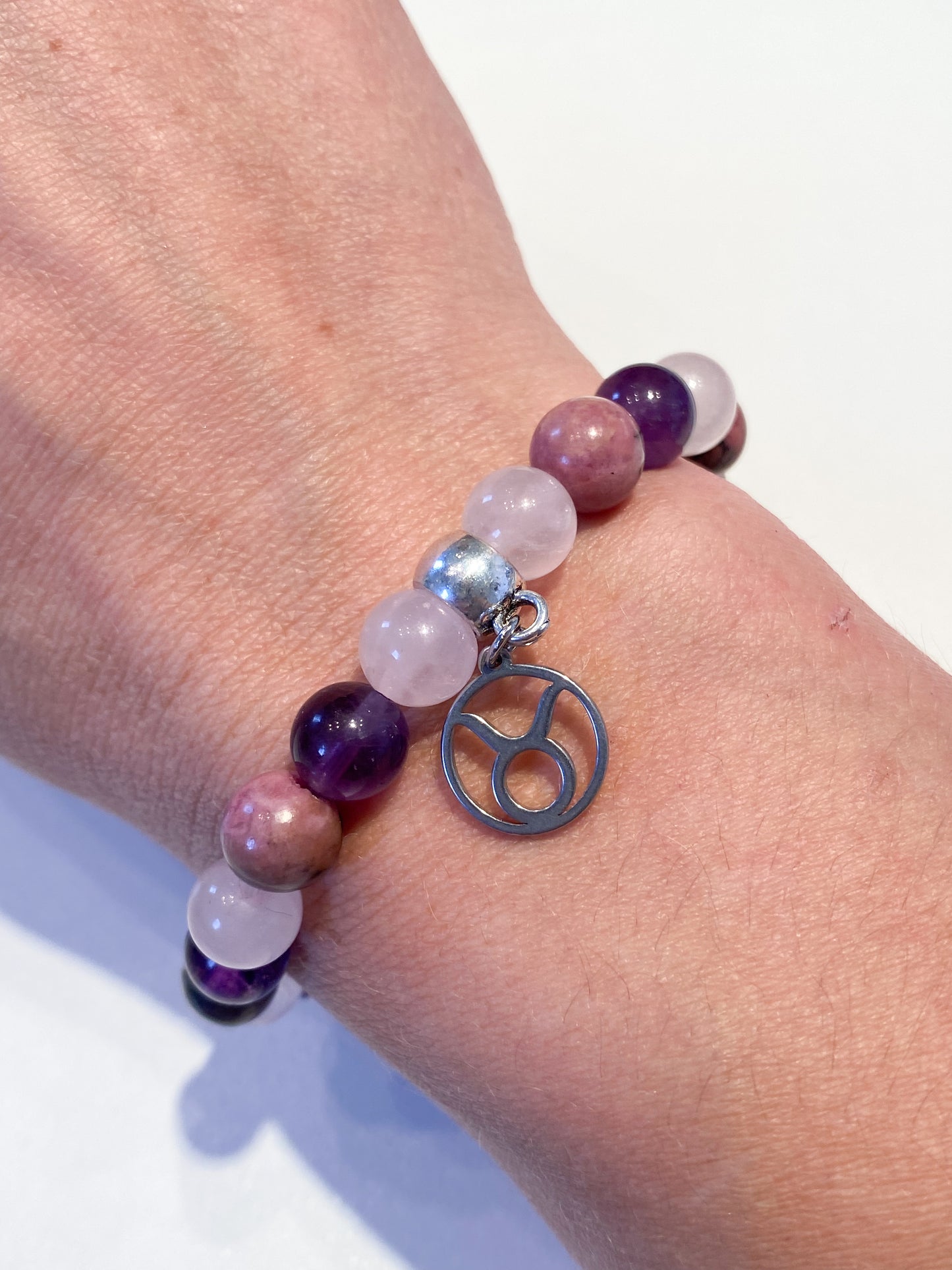 Bracelet Taureau en pierres naturelles – Quartz Rose, Améthyste, Rhodonite | Équilibre & Harmonie pour signe Taureau
