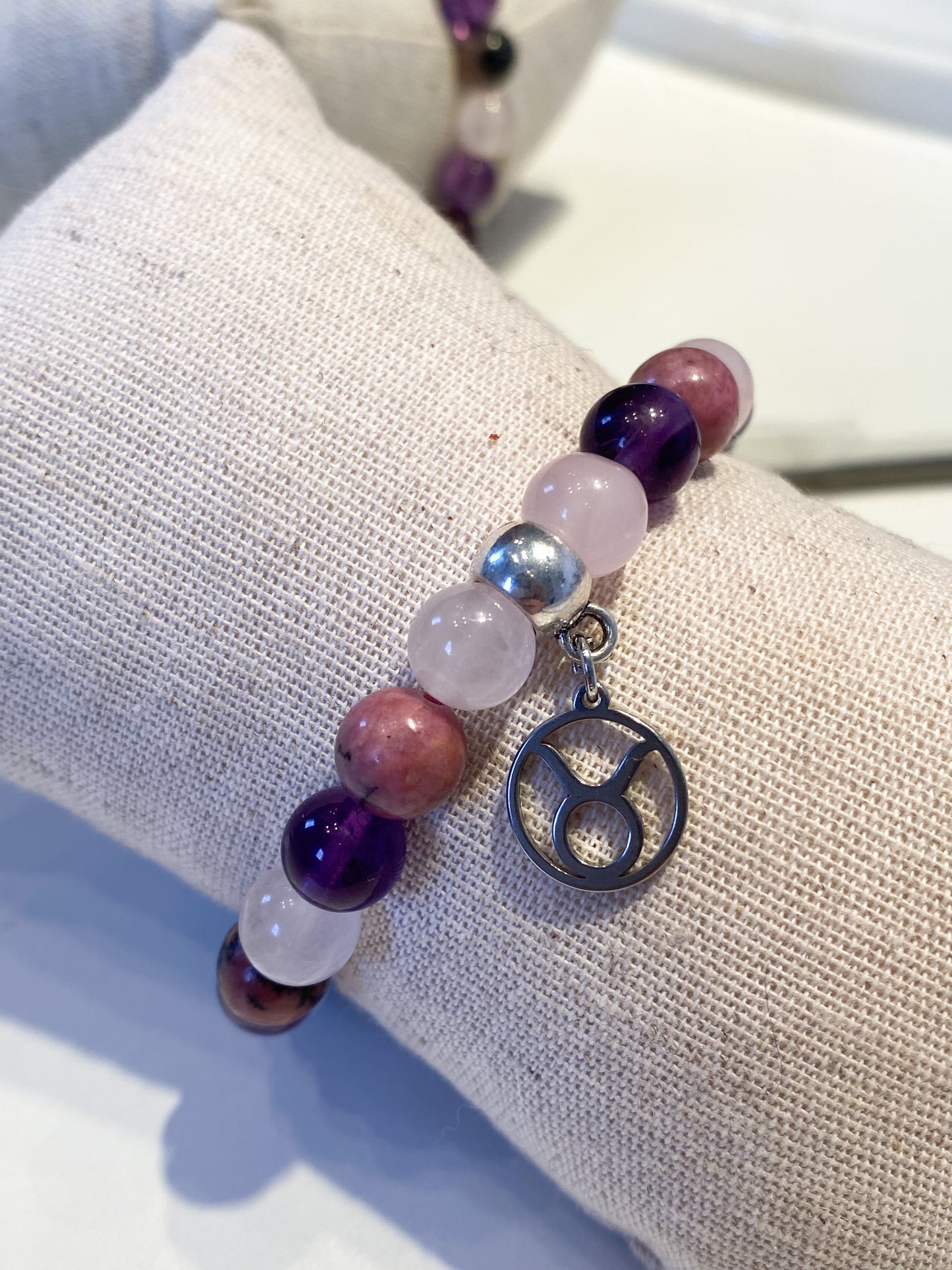 Bracelet Taureau en pierres naturelles – Quartz Rose, Améthyste, Rhodonite | Équilibre & Harmonie pour signe Taureau