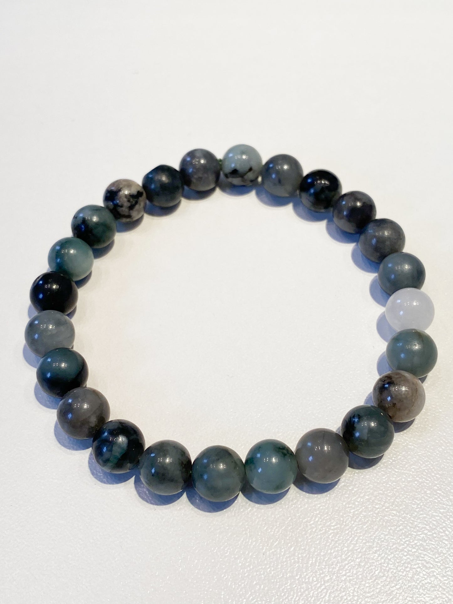 Bracelet en Émeraude 8 mm : Élégance Naturelle à Votre Poignet"