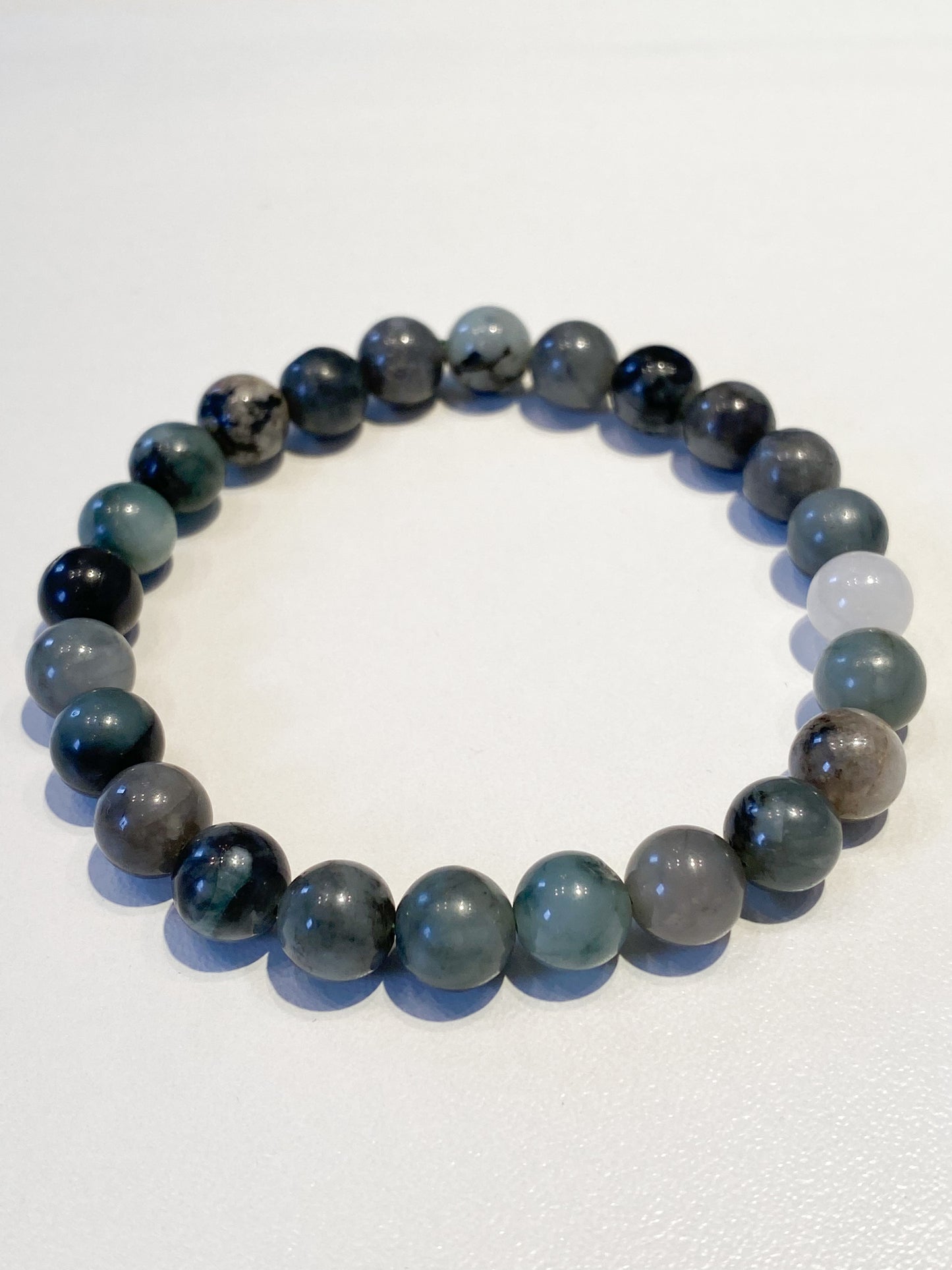 Bracelet en Émeraude 8 mm : Élégance Naturelle à Votre Poignet"