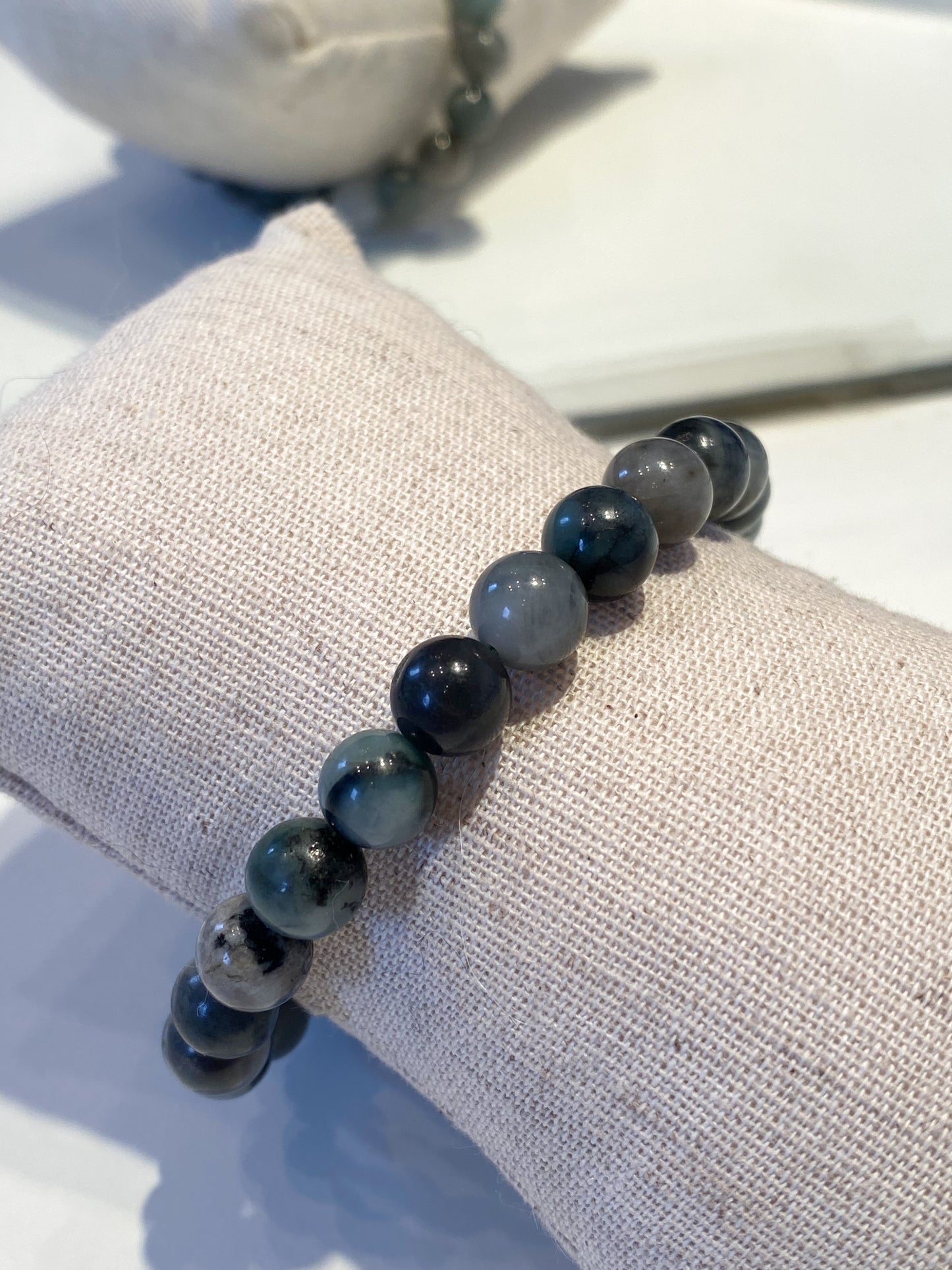 Bracelet en Émeraude 8 mm : Élégance Naturelle à Votre Poignet"