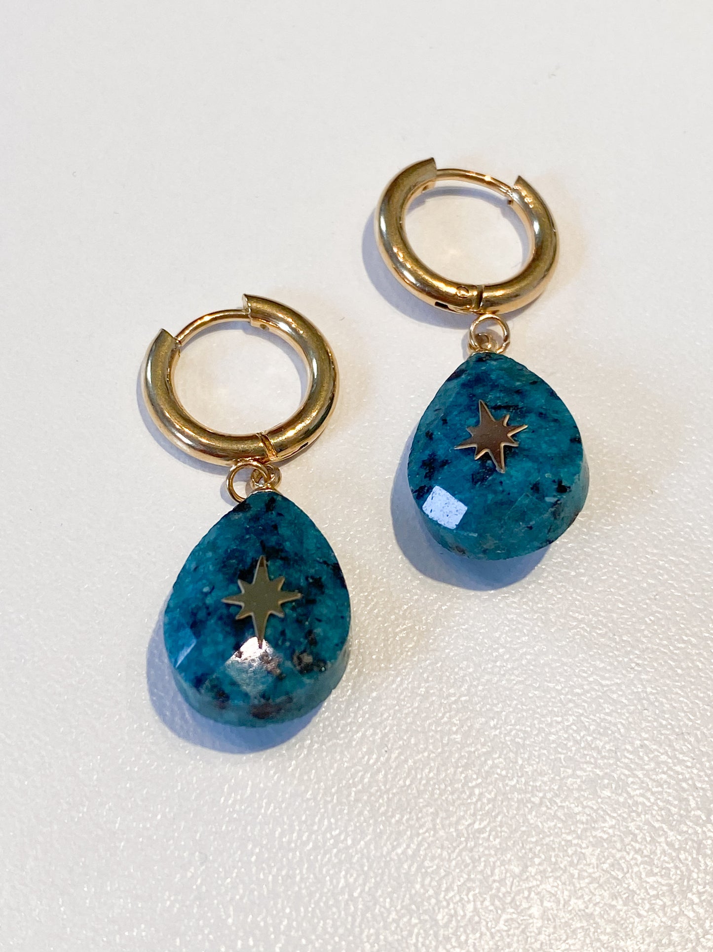 Boucles d’Oreilles Turquoise & Acier Doré – Élégance Bohème & Énergie Positive