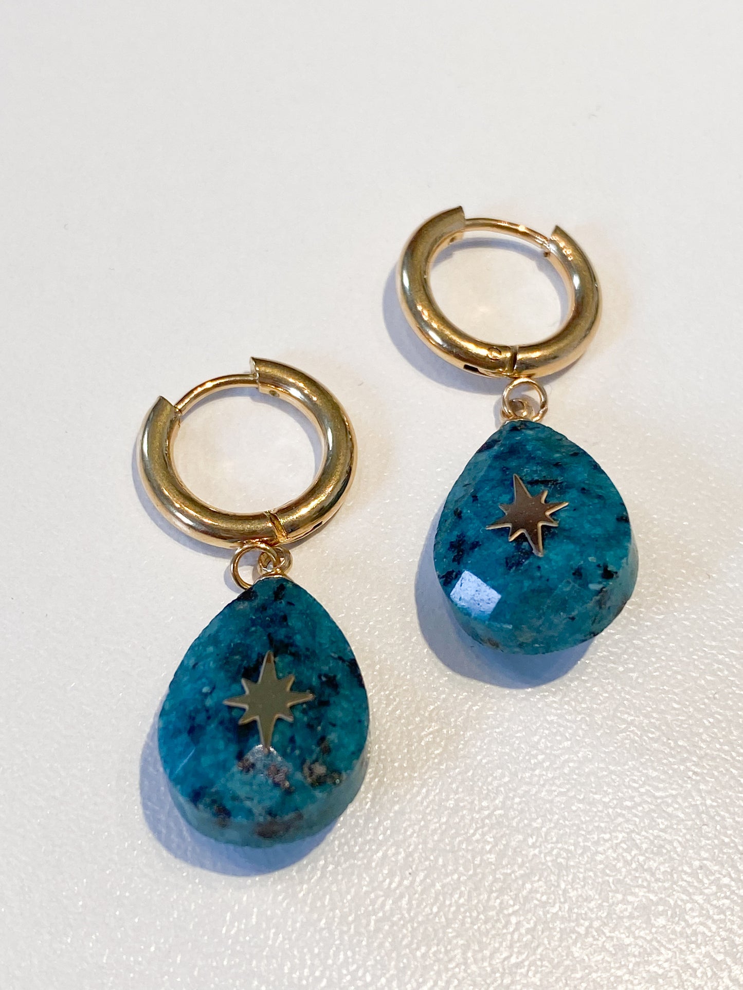 Boucles d’Oreilles Turquoise & Acier Doré – Élégance Bohème & Énergie Positive