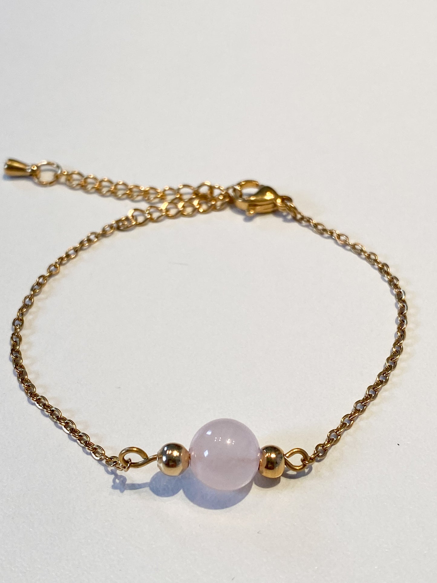 Bracelet en Acier Inoxydable Doré et Quartz Rose : Laissez-vous Envelopper par son Éclat et sa Sérénité