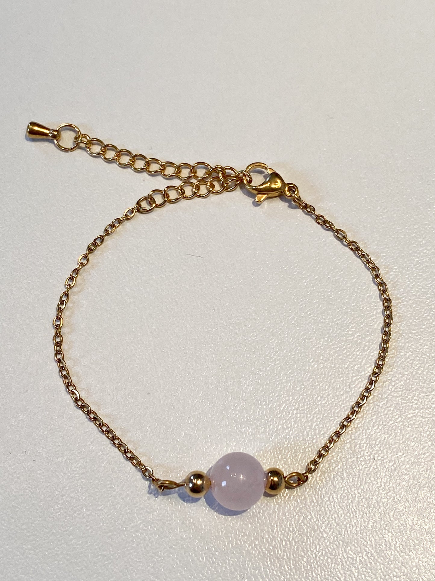 Bracelet en Acier Inoxydable Doré et Quartz Rose : Laissez-vous Envelopper par son Éclat et sa Sérénité