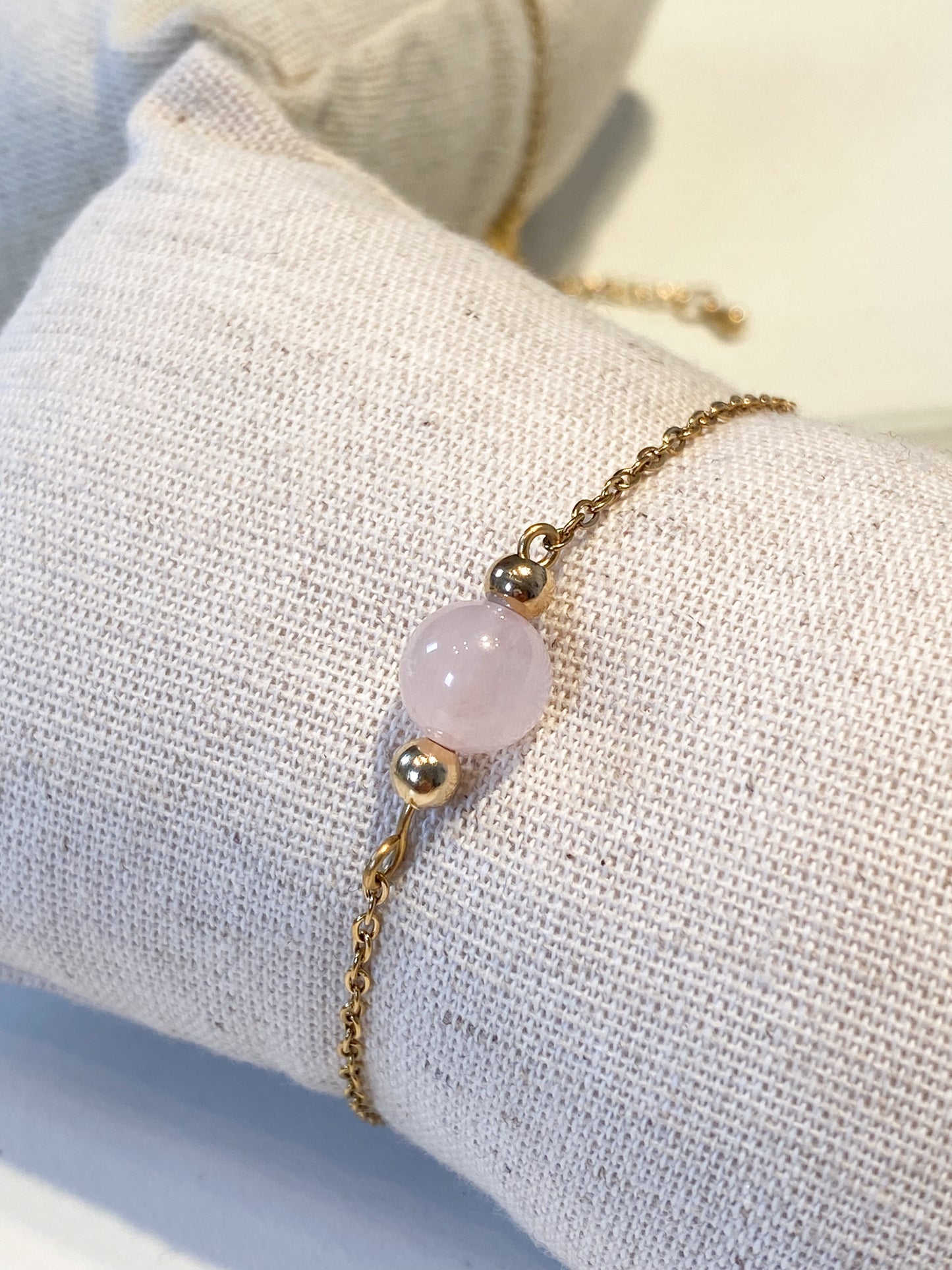 Bracelet en Acier Inoxydable Doré et Quartz Rose : Laissez-vous Envelopper par son Éclat et sa Sérénité