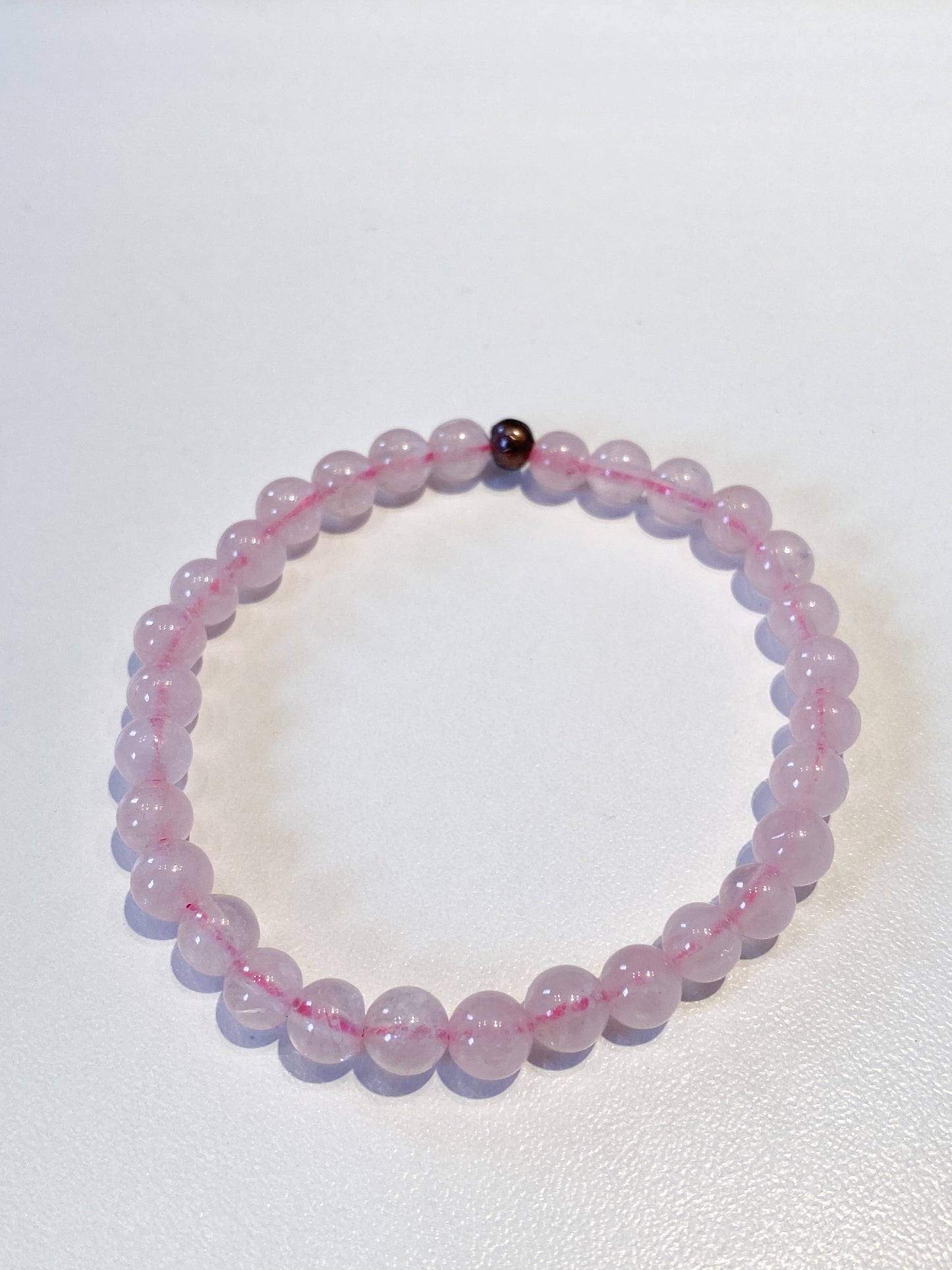Bracelet en Quartz Rose 6mm : Laissez-vous Emporter par sa Douceur Apaisante"