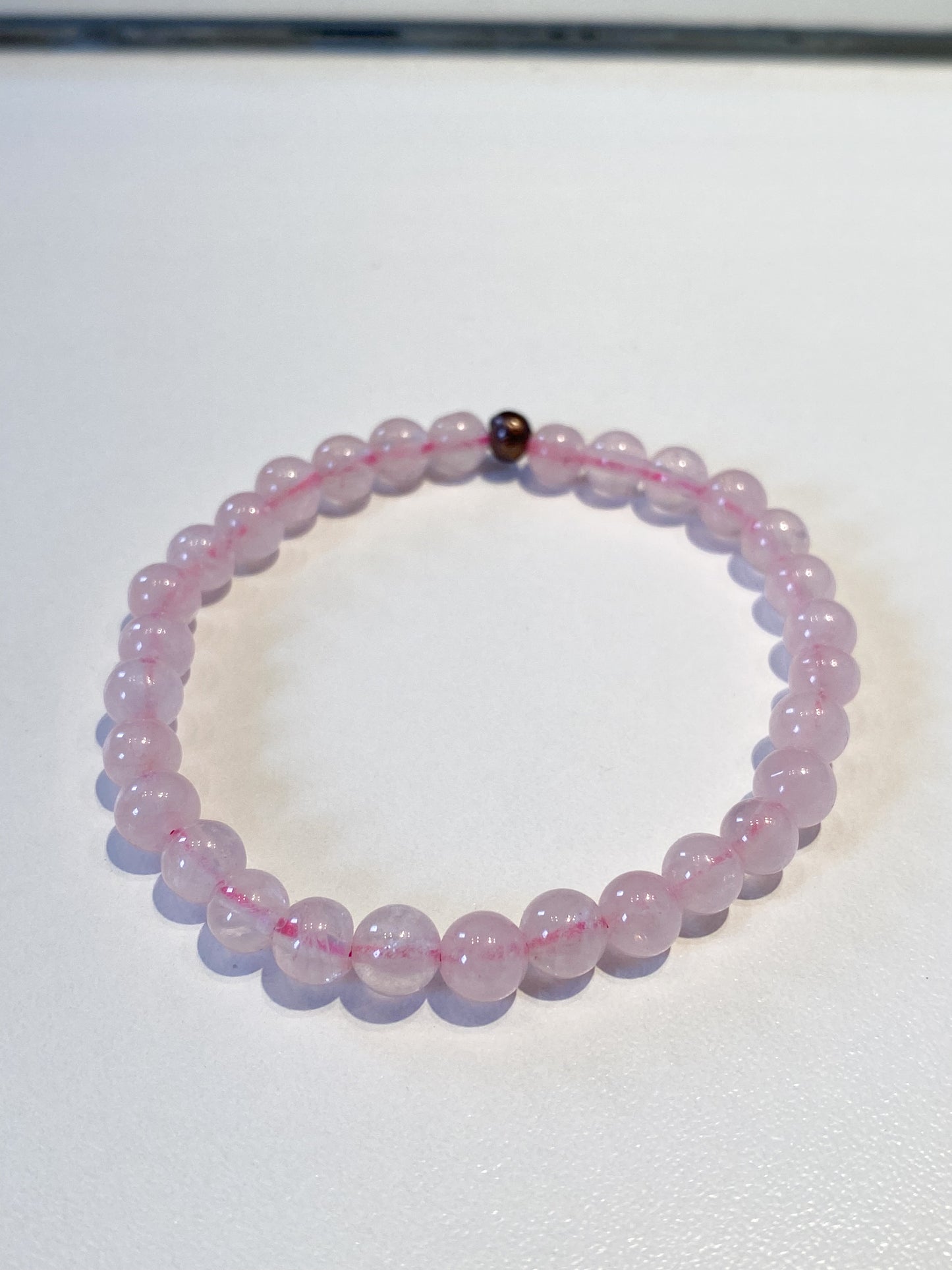 Bracelet en Quartz Rose 6mm : Laissez-vous Emporter par sa Douceur Apaisante"