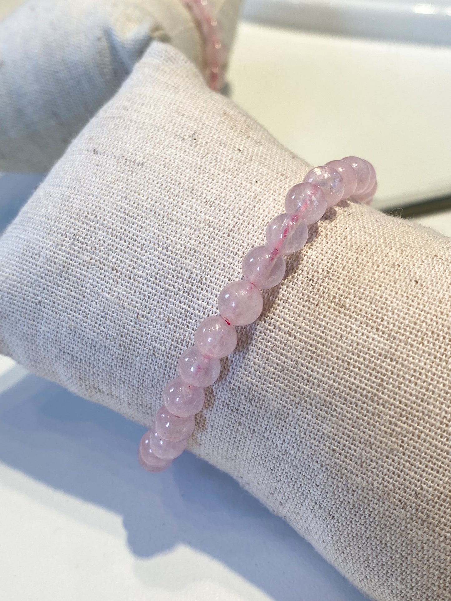 Bracelet en Quartz Rose 6mm : Laissez-vous Emporter par sa Douceur Apaisante"