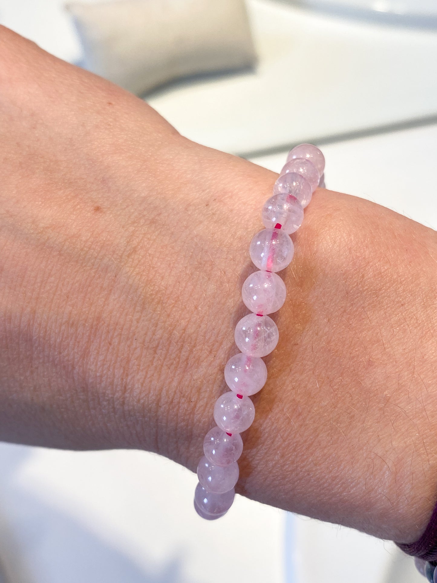 Bracelet en Quartz Rose 6mm : Laissez-vous Emporter par sa Douceur Apaisante"