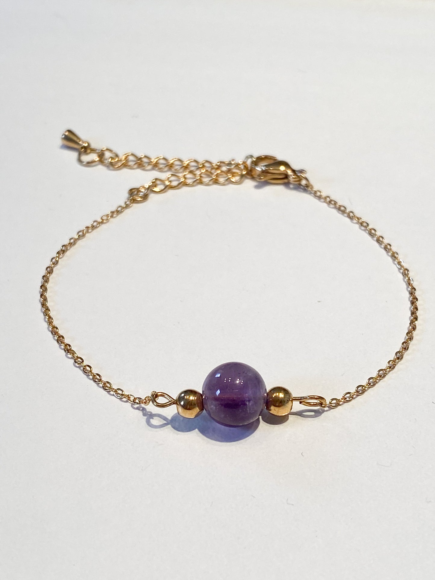 Bracelet Améthyste et Acier Inoxydable Doré : Luxe Abordable et Bien-Être