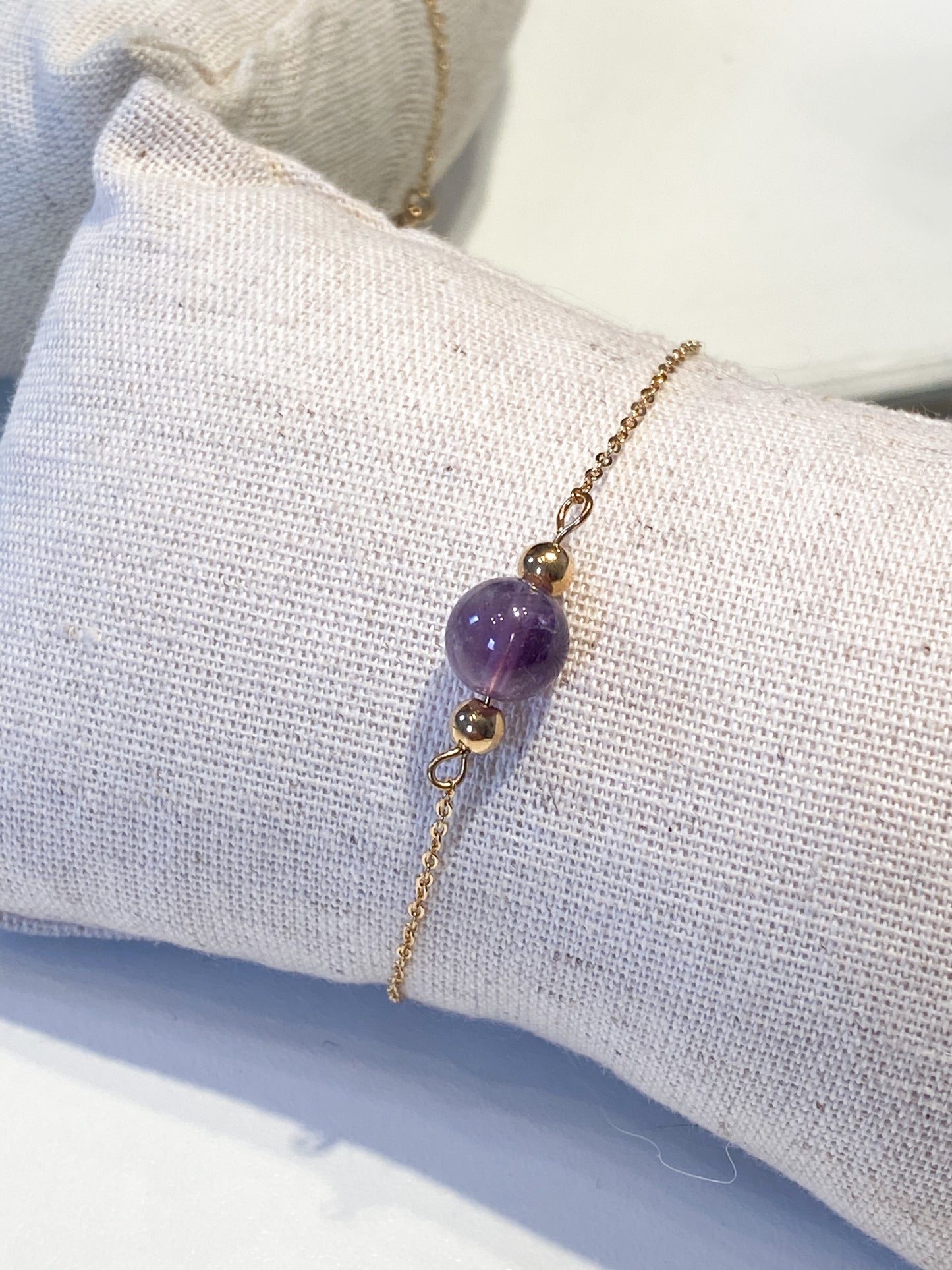 Bracelet Améthyste et Acier Inoxydable Doré : Luxe Abordable et Bien-Être