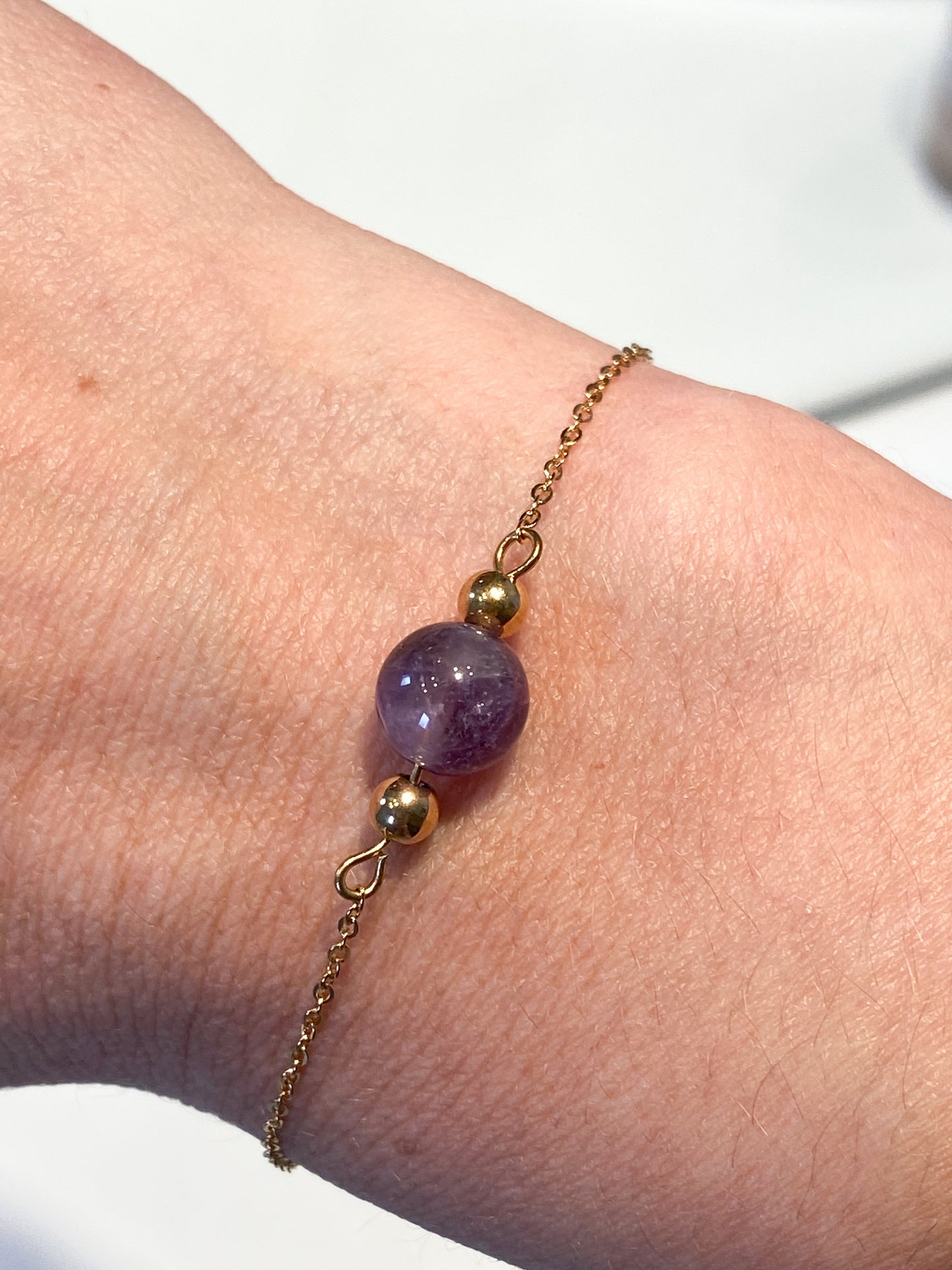 Bracelet Améthyste et Acier Inoxydable Doré : Luxe Abordable et Bien-Être
