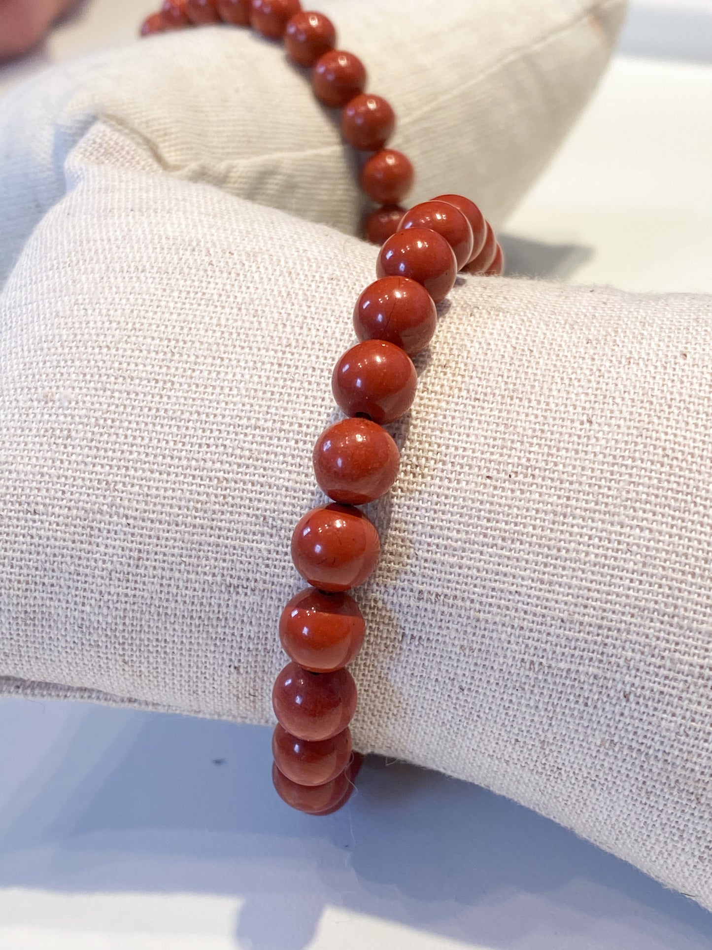 Bracelet en Jaspe Rouge 8mm : Élégance Naturelle et Énergie Revitalisante