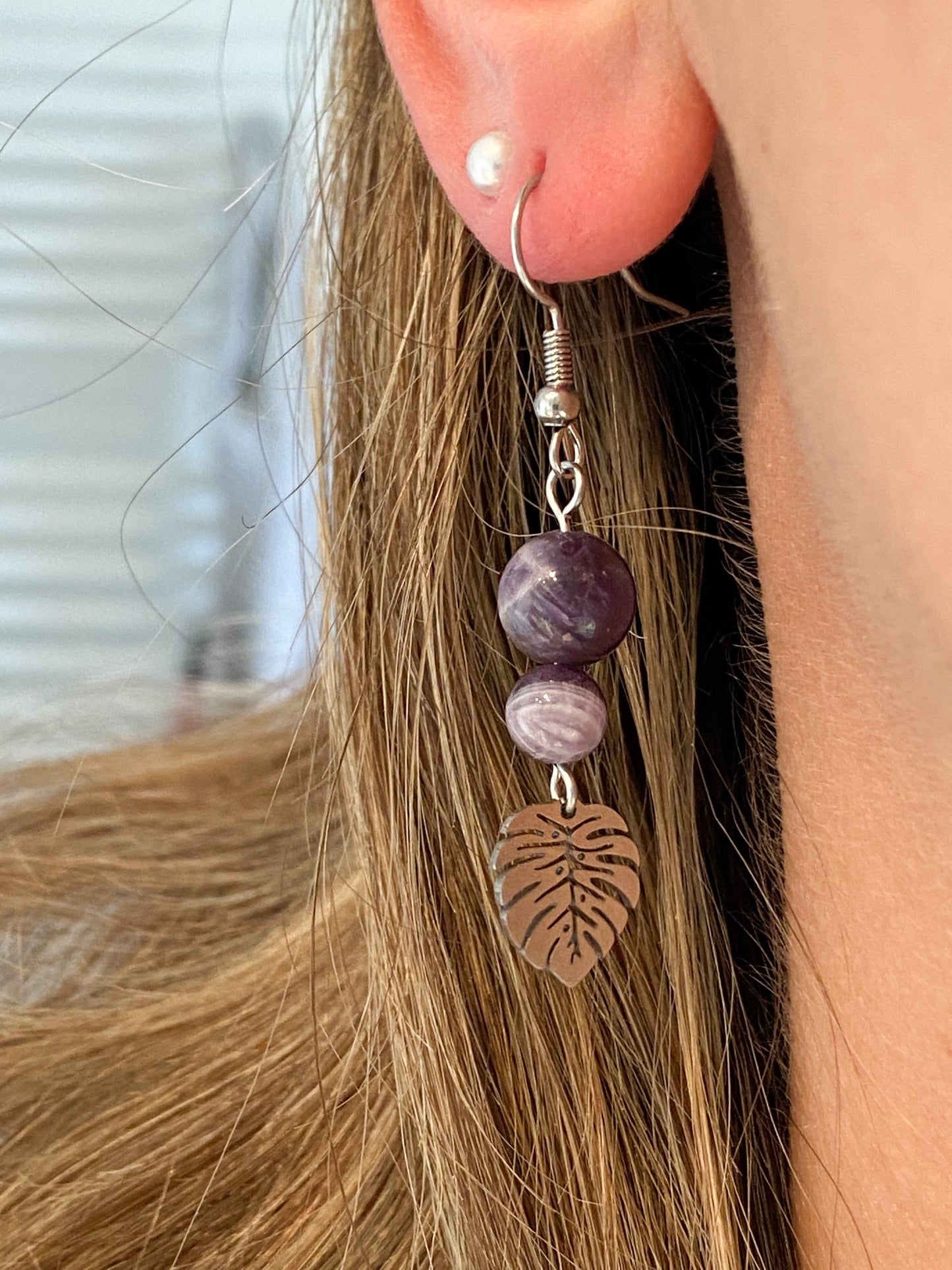 Boucles d'oreilles en améthyste et acier inoxydable argenté avec breloque feuille