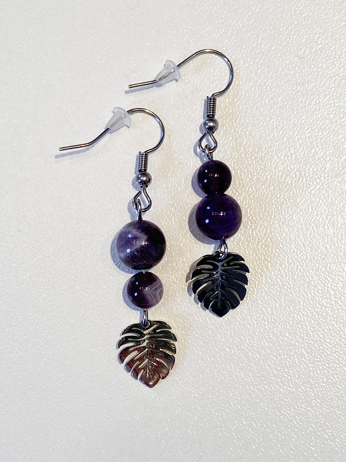 Boucles d'oreilles en améthyste et acier inoxydable argenté avec breloque feuille