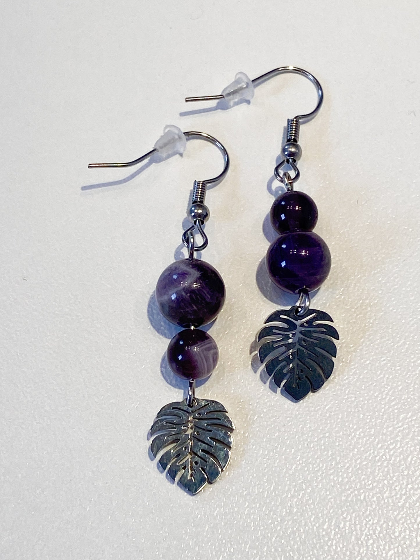 Boucles d'oreilles en améthyste et acier inoxydable argenté avec breloque feuille