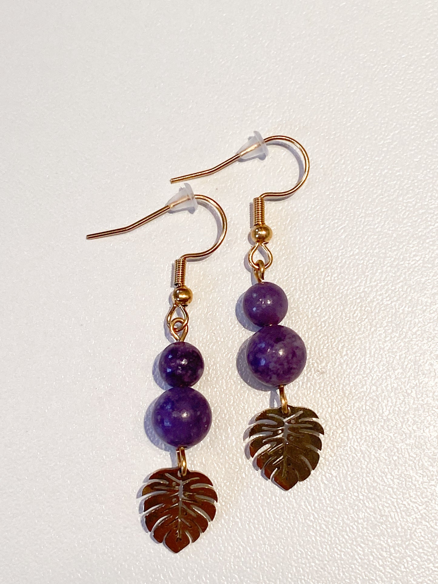 Boucles d'Oreilles en Lépidolite et Acier Inoxydable Doré – Bijoux Nature et Sophistication