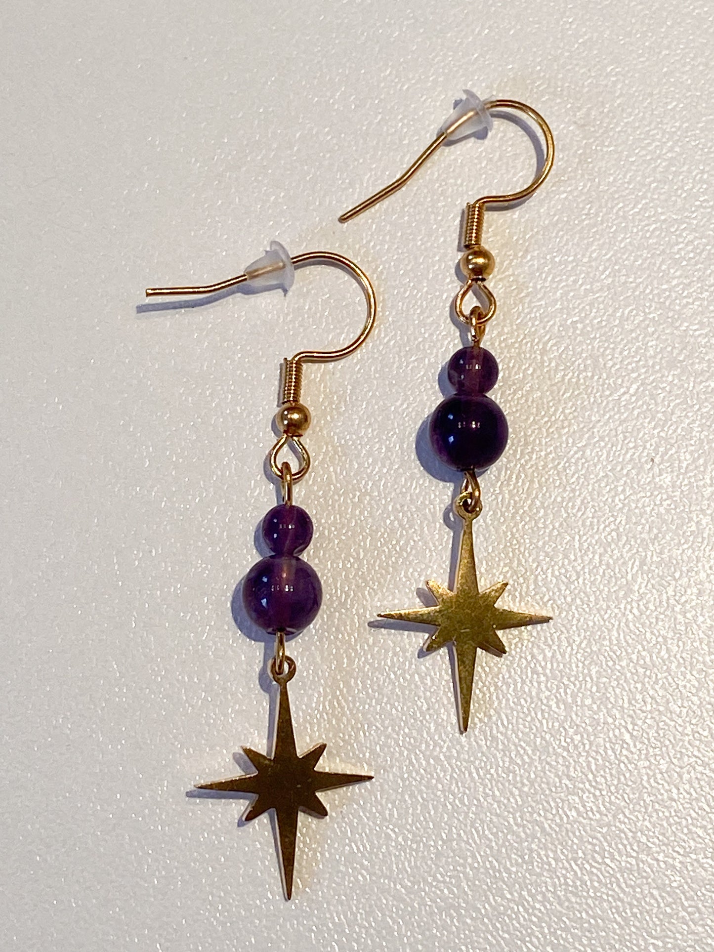 Boucles d'Oreilles Étoile en Améthyste et Acier Inoxydable Doré – Bijoux Brillants et Raffinés