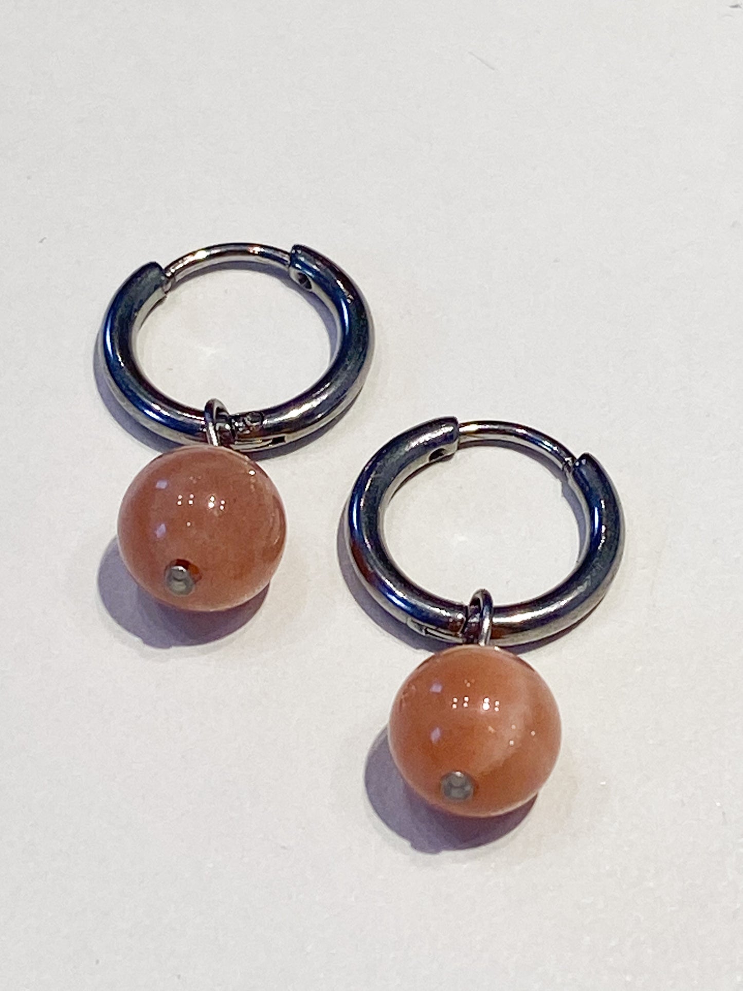 Mini Créoles Dorées en Acier Inoxydable avec Pierre de Soleil - Éclat et Brillance