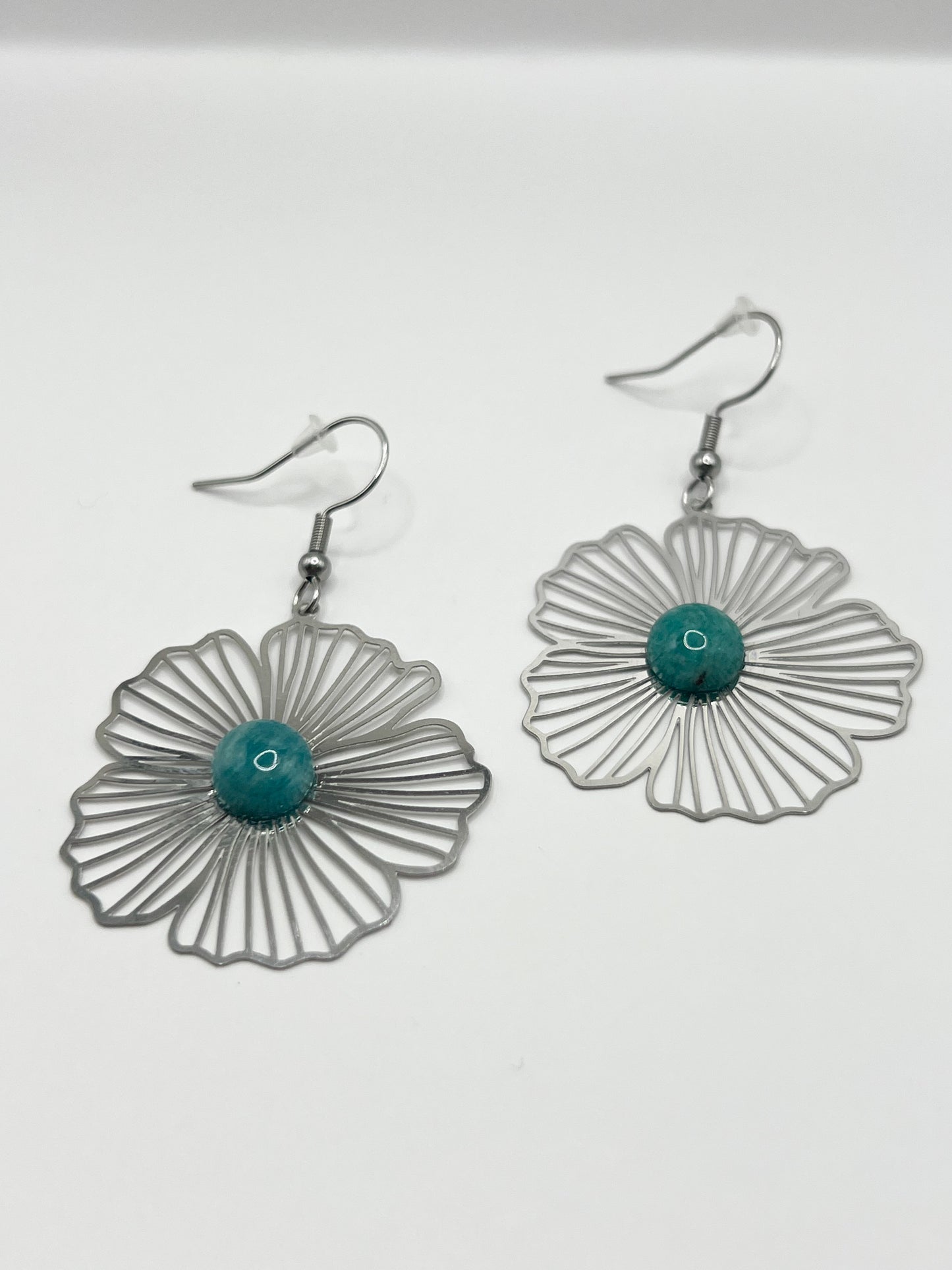 Boucles d’Oreilles Fleur Amazonite – Acier Argenté & Énergie Positive