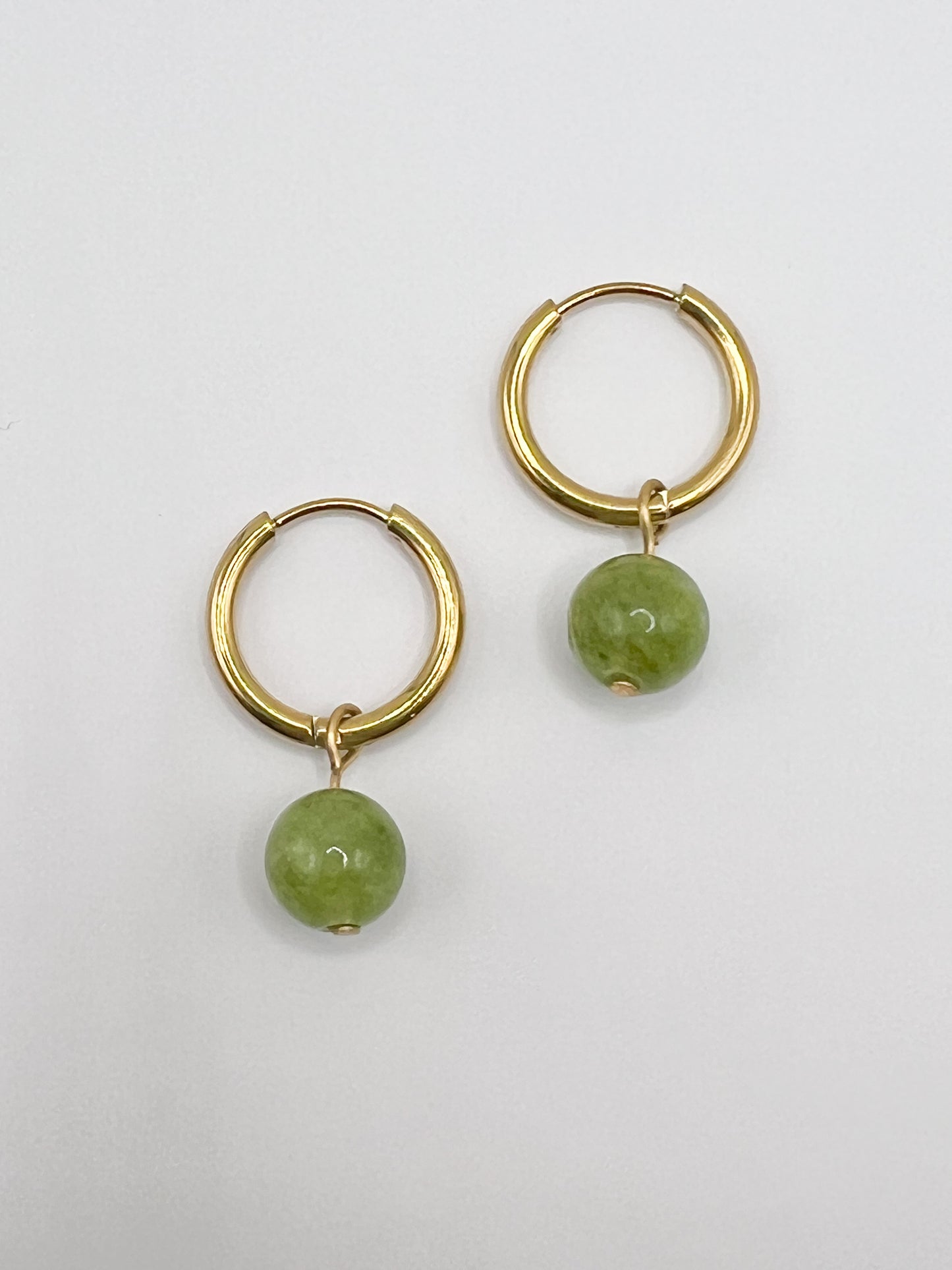 Boucles d’Oreilles Péridot Naturel – Minis Créoles Dorées Énergie Positive