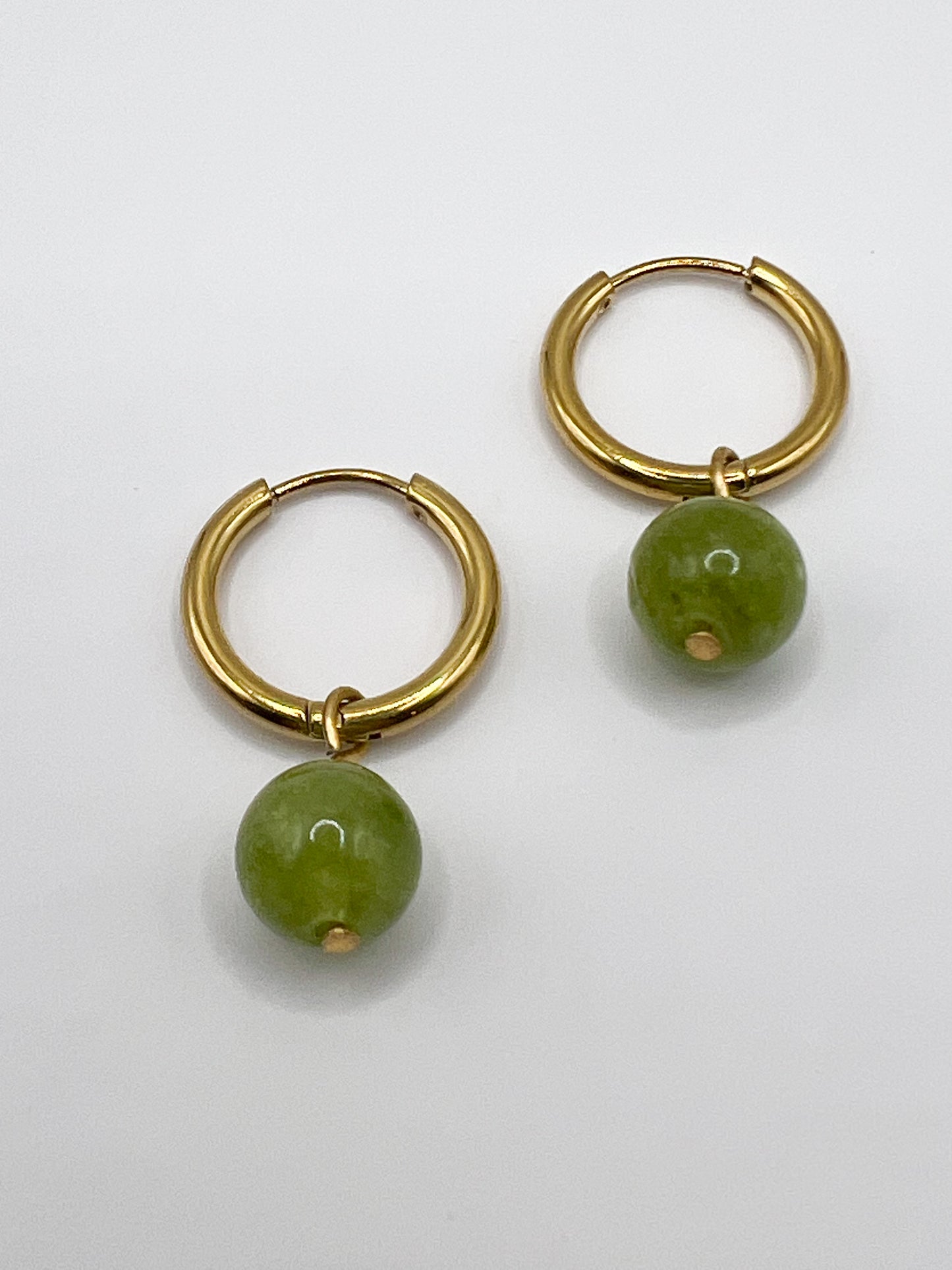 Boucles d’Oreilles Péridot Naturel – Minis Créoles Dorées Énergie Positive