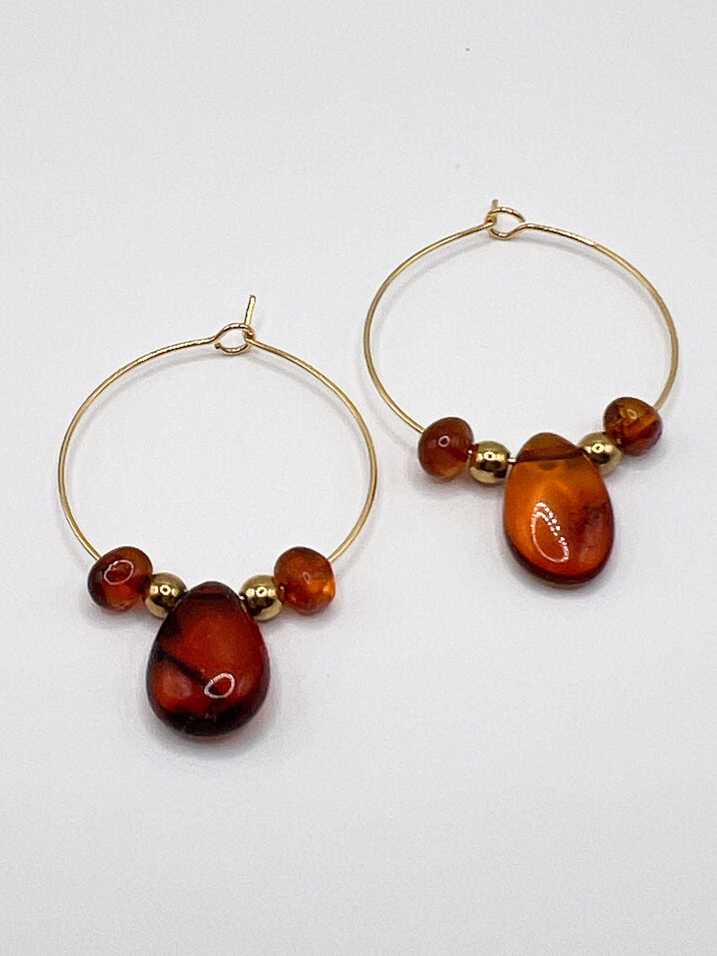 Boucles d’Oreilles Ambre & Acier Doré – Élégance Naturelle & Éclat Solaire