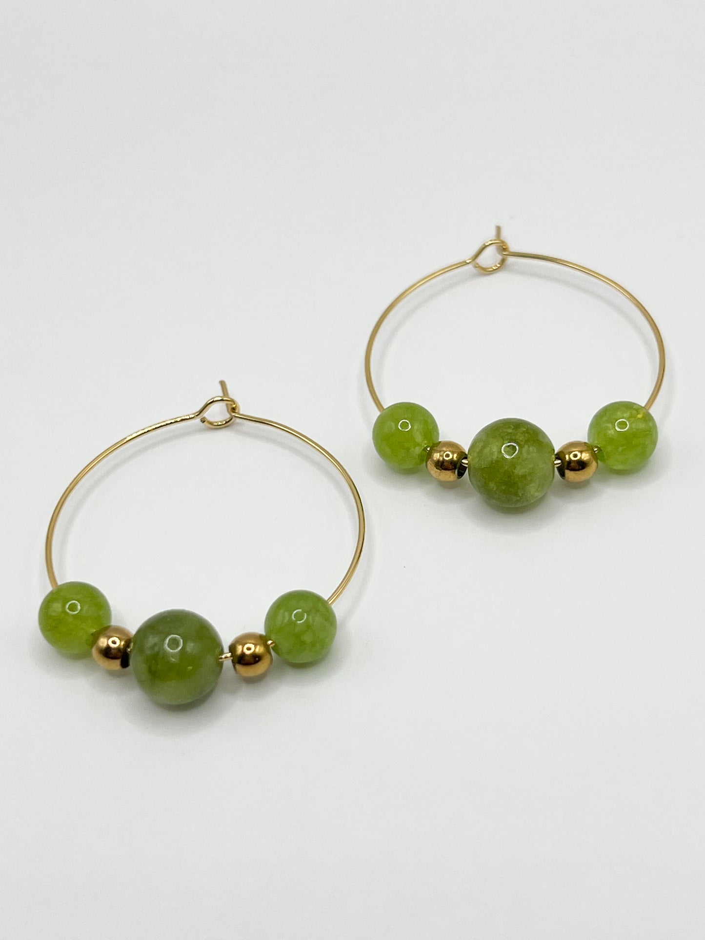 Boucles d’Oreilles Énergétiques en Péridot – Pierre Naturelle & Acier Doré Hypoallergénique