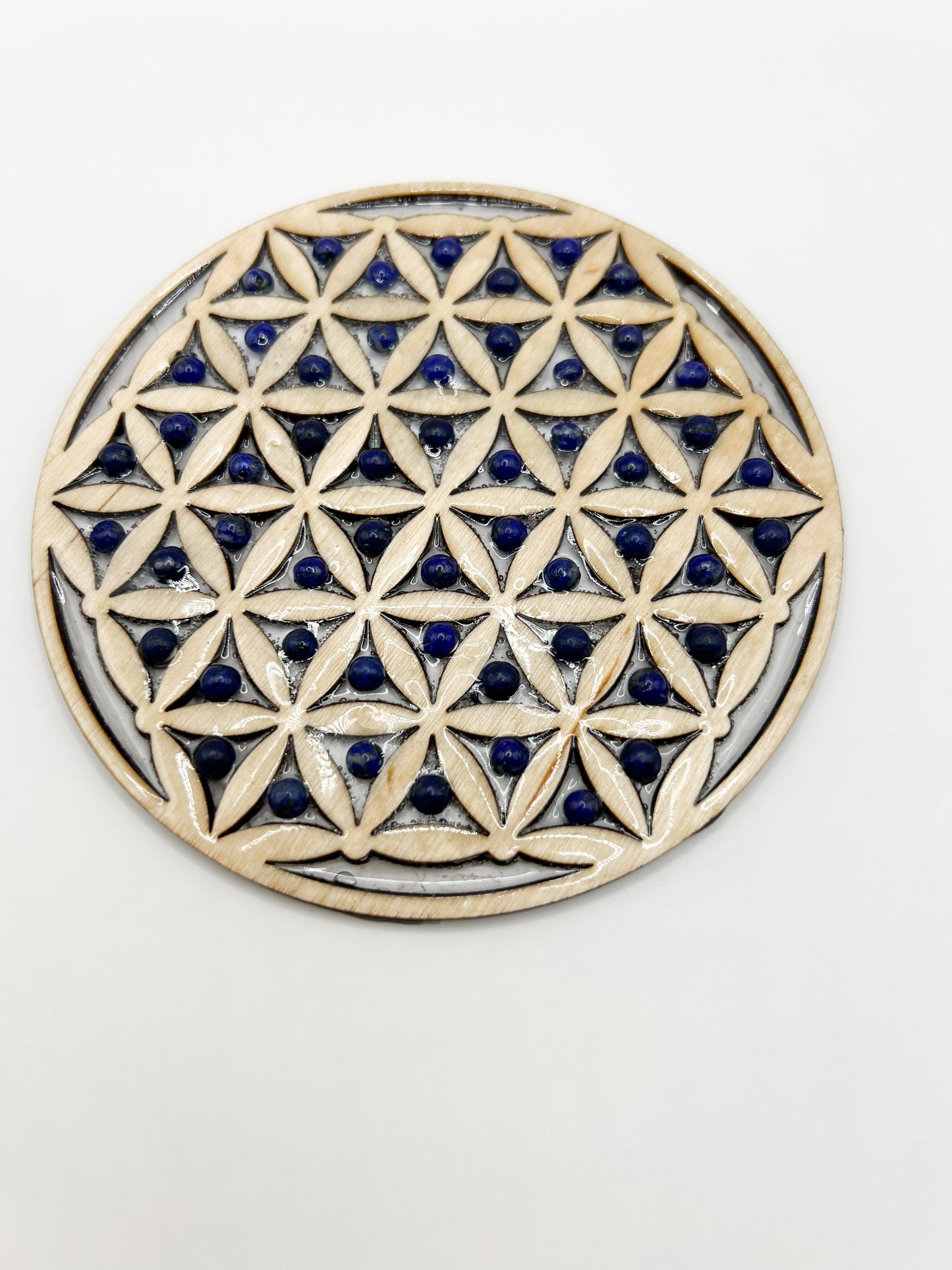 Fleur de Vie en Bois Sacré avec Lapis Lazuli – Lithothérapie & Énergie Vitale