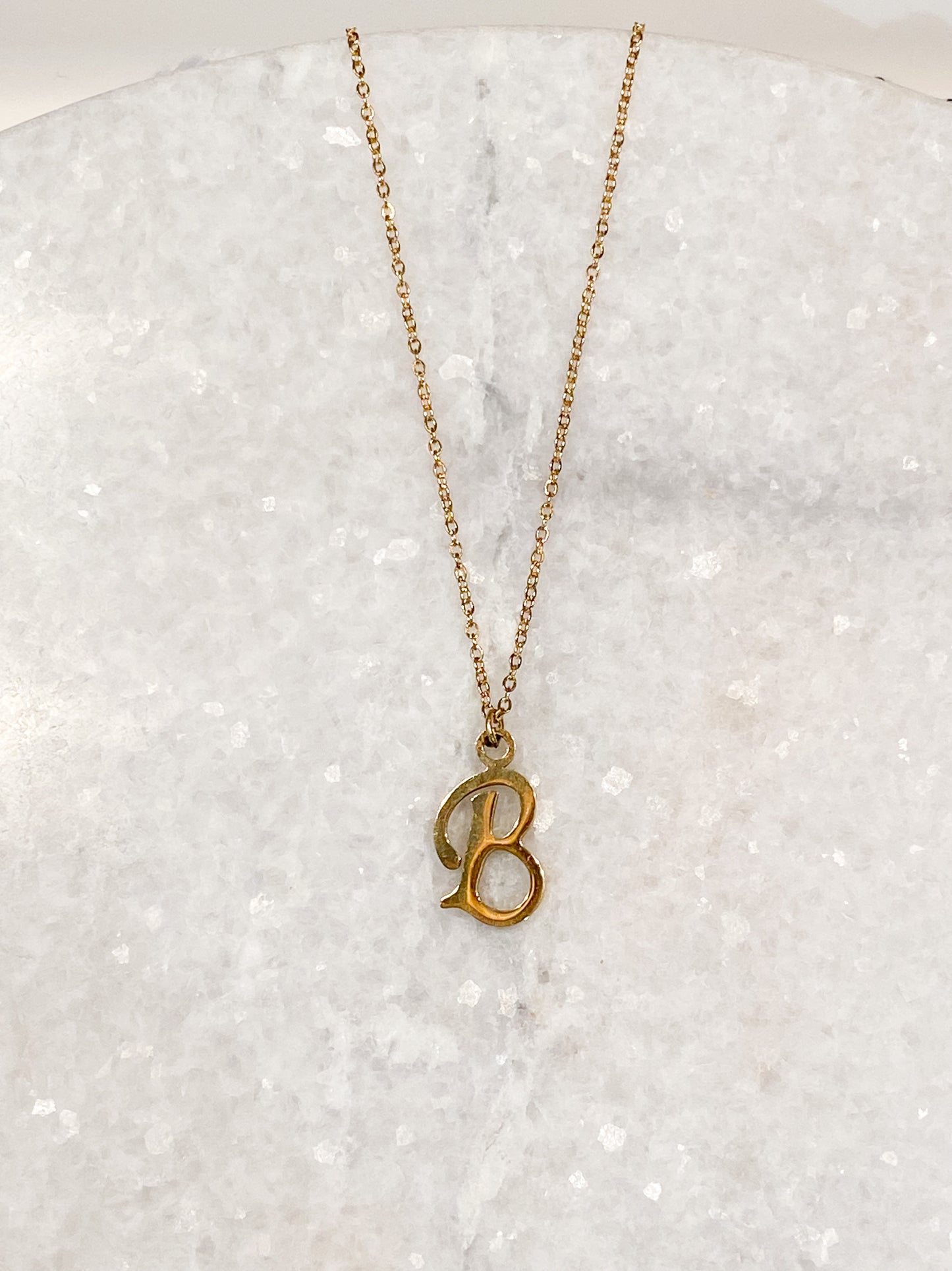 Collier lettre initiale en acier inoxydable or