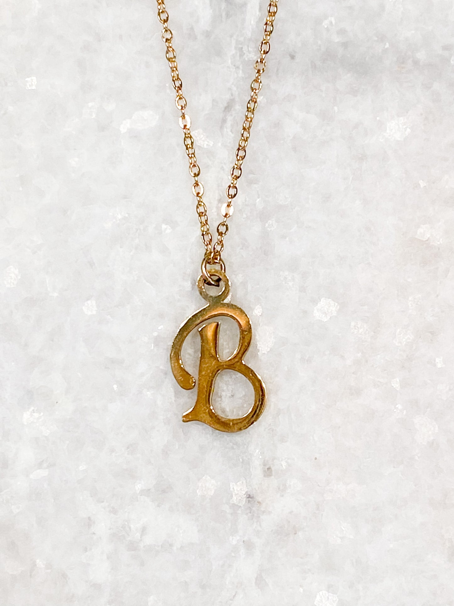 Collier lettre initiale en acier inoxydable or