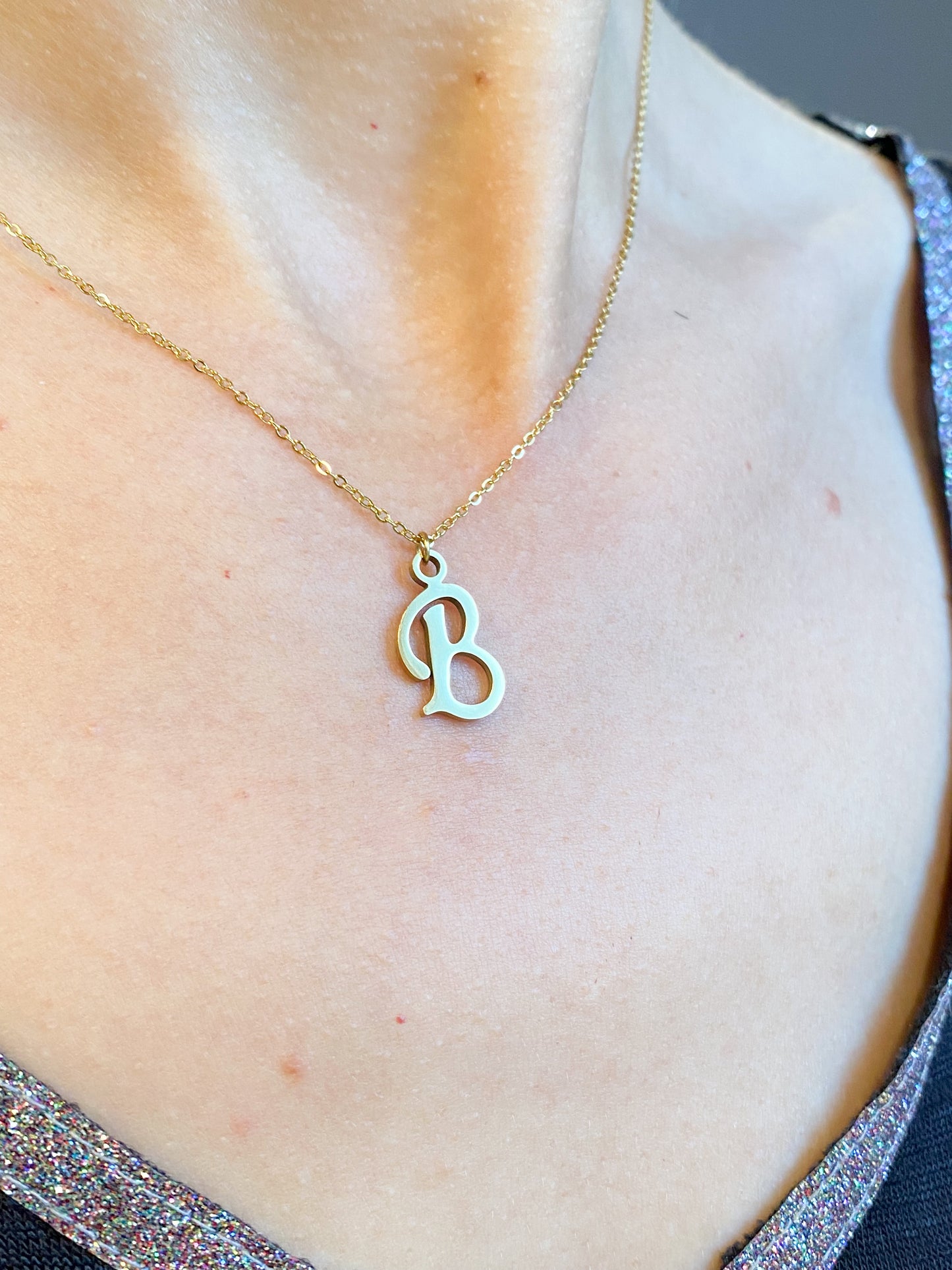 Collier lettre initiale en acier inoxydable or