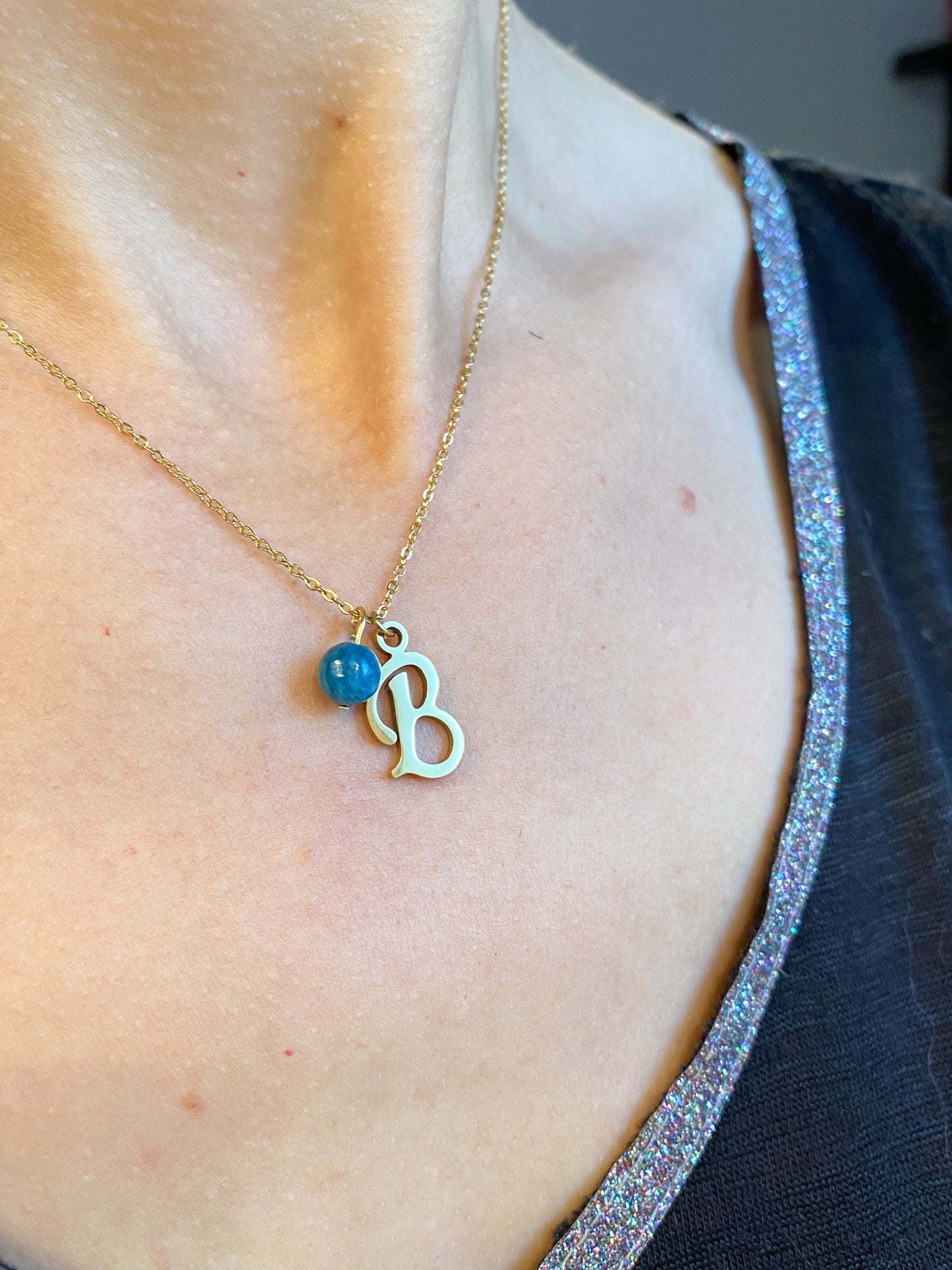 Collier lettre initiale en acier inoxydable or avec pierre naturelle