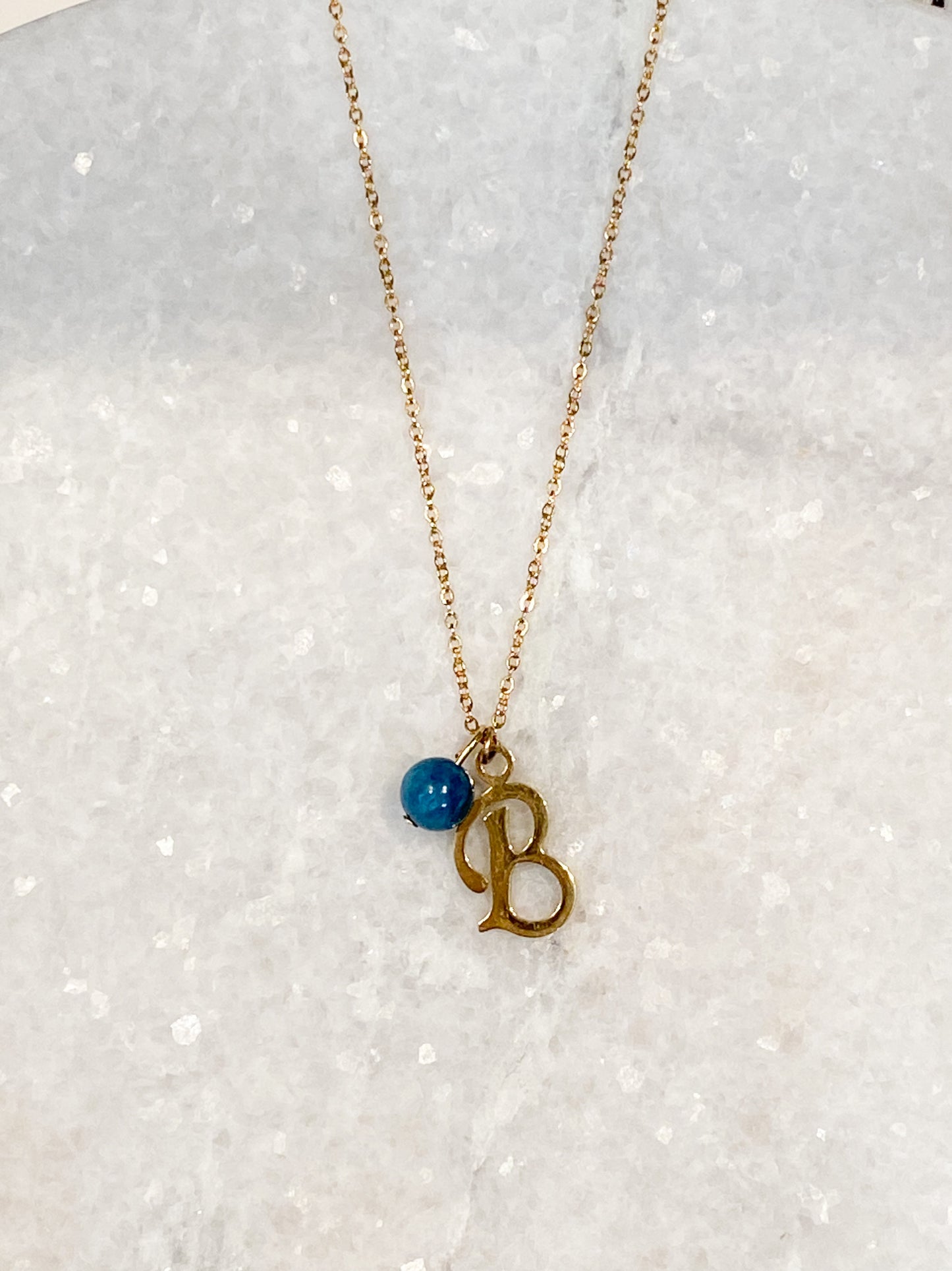 Collier lettre initiale en acier inoxydable or avec pierre naturelle