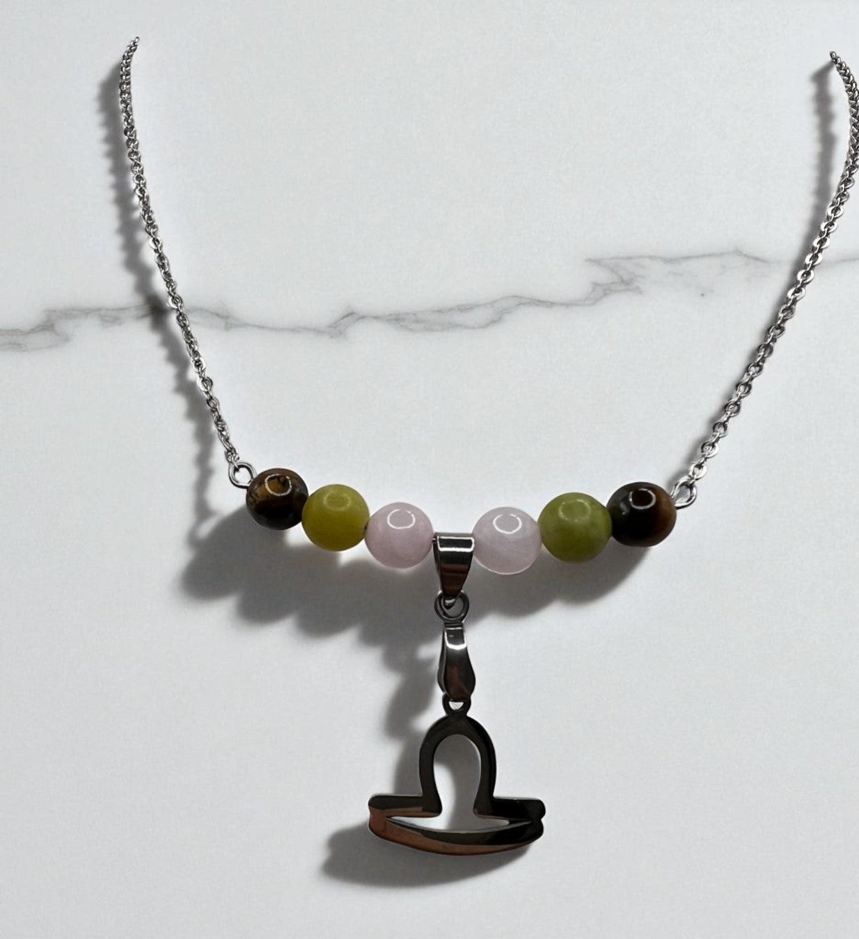 Collier Astro Balance en Quartz Rose, Jade, Œil de Tigre et Acier Inoxydable Argenté – Élégance et Équilibre