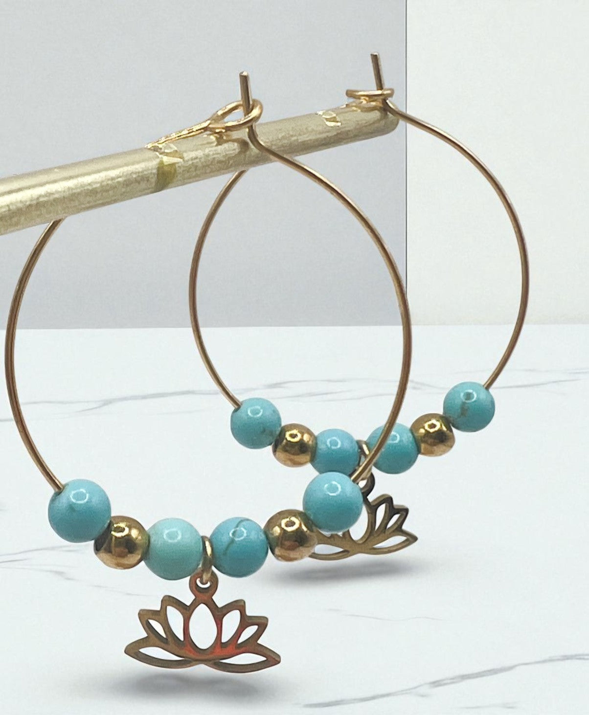 Créoles Turquoise et Acier Doré – Boucles d’Oreilles Bohèmes Chic & Énergie Positive