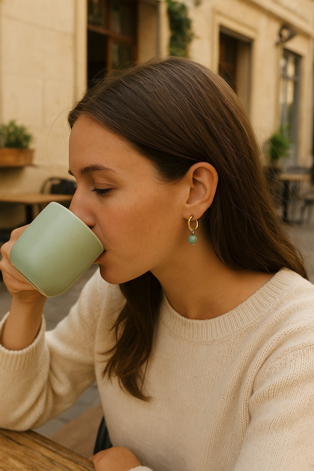 Boucles d’oreilles émeraude en acier doré – Élégance et éclat naturel