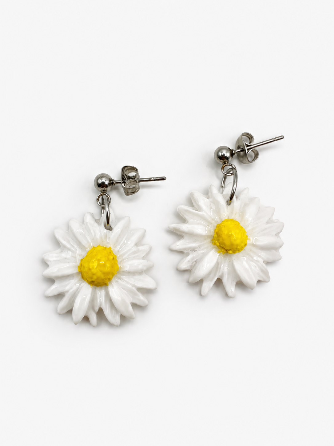 Boucles d’oreilles marguerite en pâte polymère – bijoux floraux légers faits main, style bohème et printanier