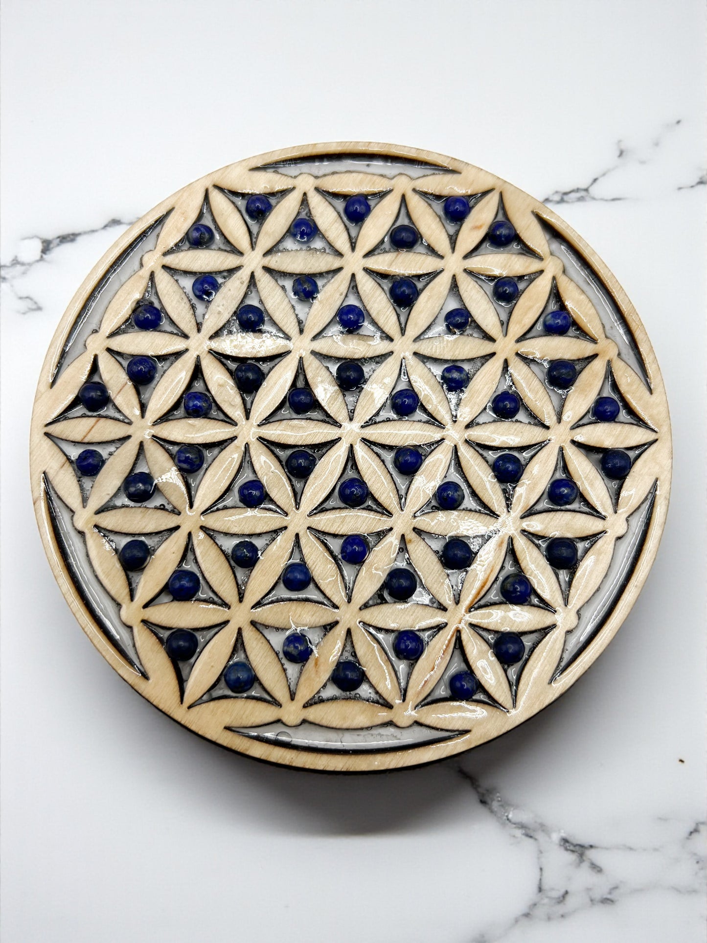 Fleur de Vie en Bois Sacré avec Lapis Lazuli – Lithothérapie & Énergie Vitale