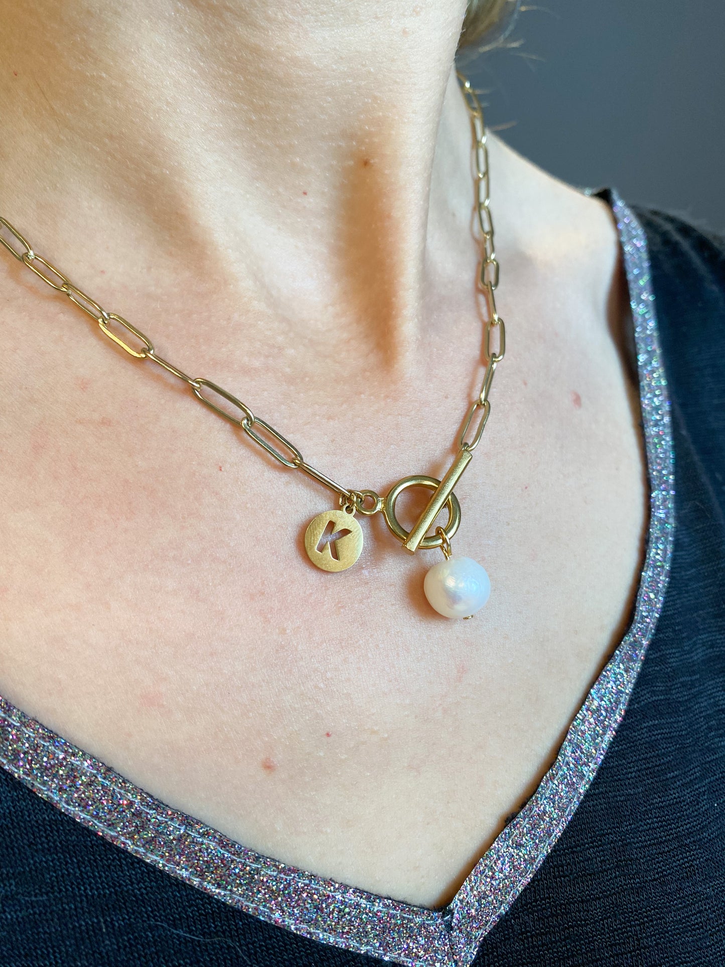 Collier fermoir T en acier inoxydable or avec perle d'eau douce et lettre