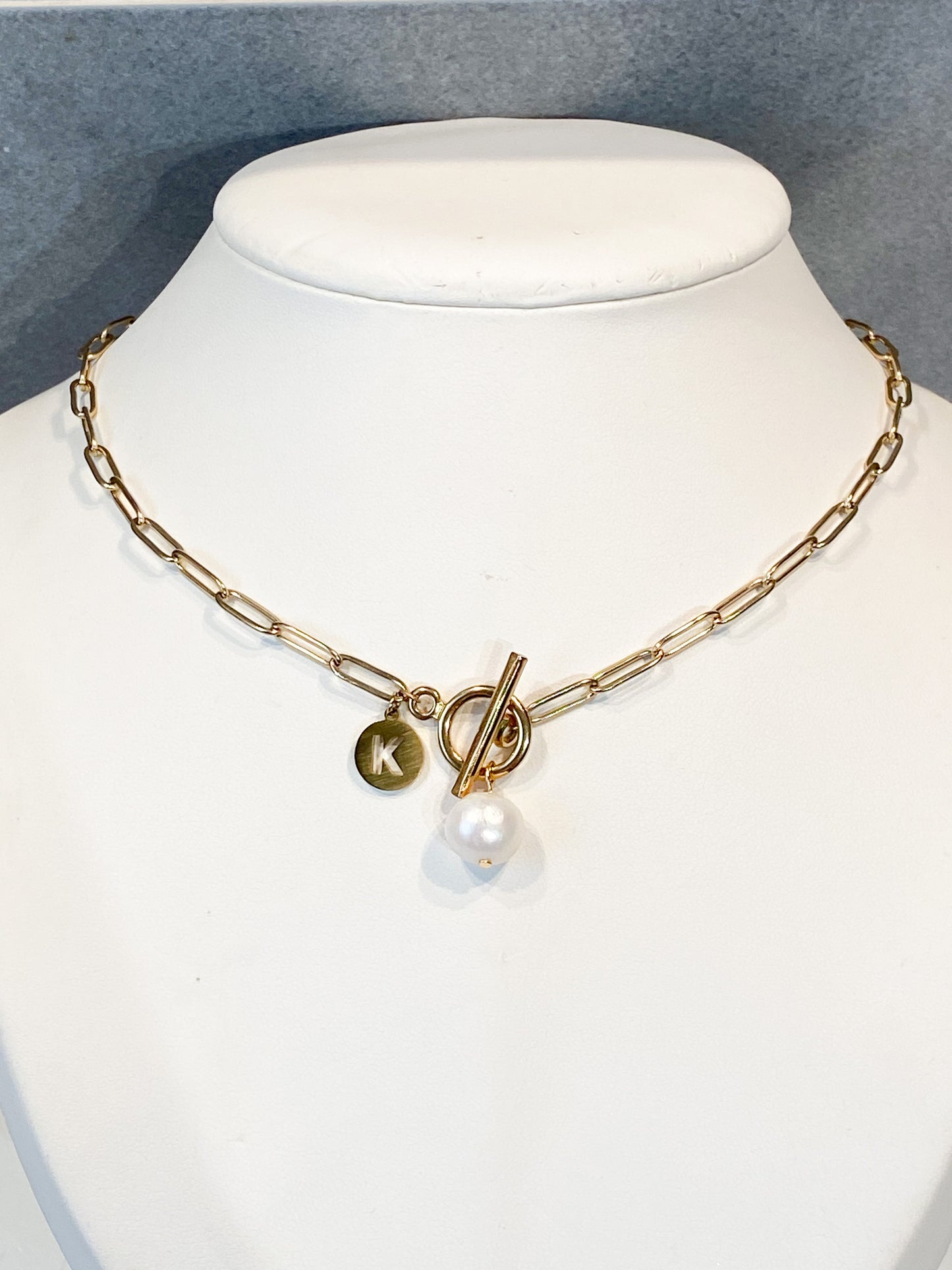 Collier fermoir T en acier inoxydable or avec perle d'eau douce et lettre