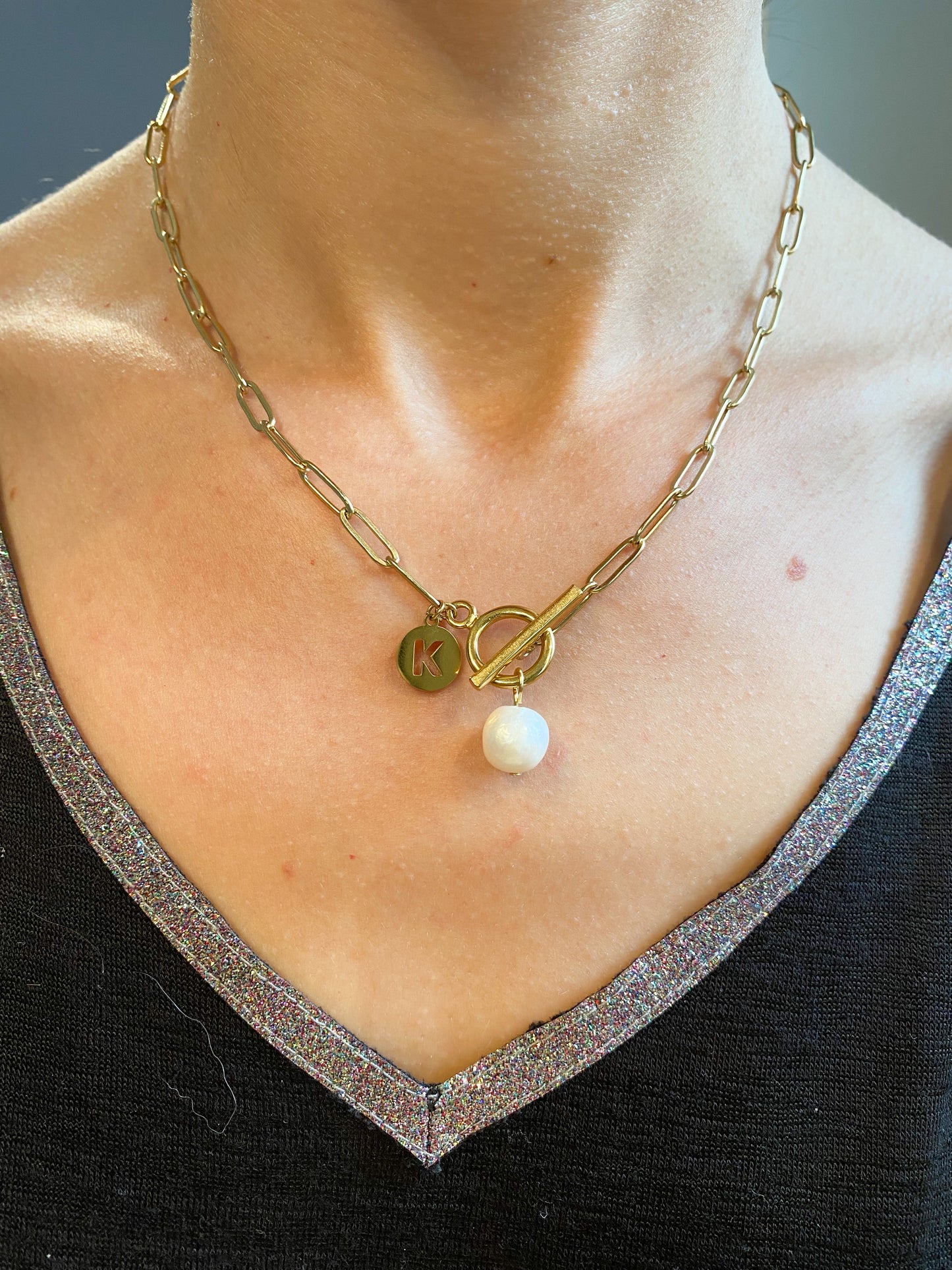 Collier fermoir T en acier inoxydable or avec perle d'eau douce et lettre