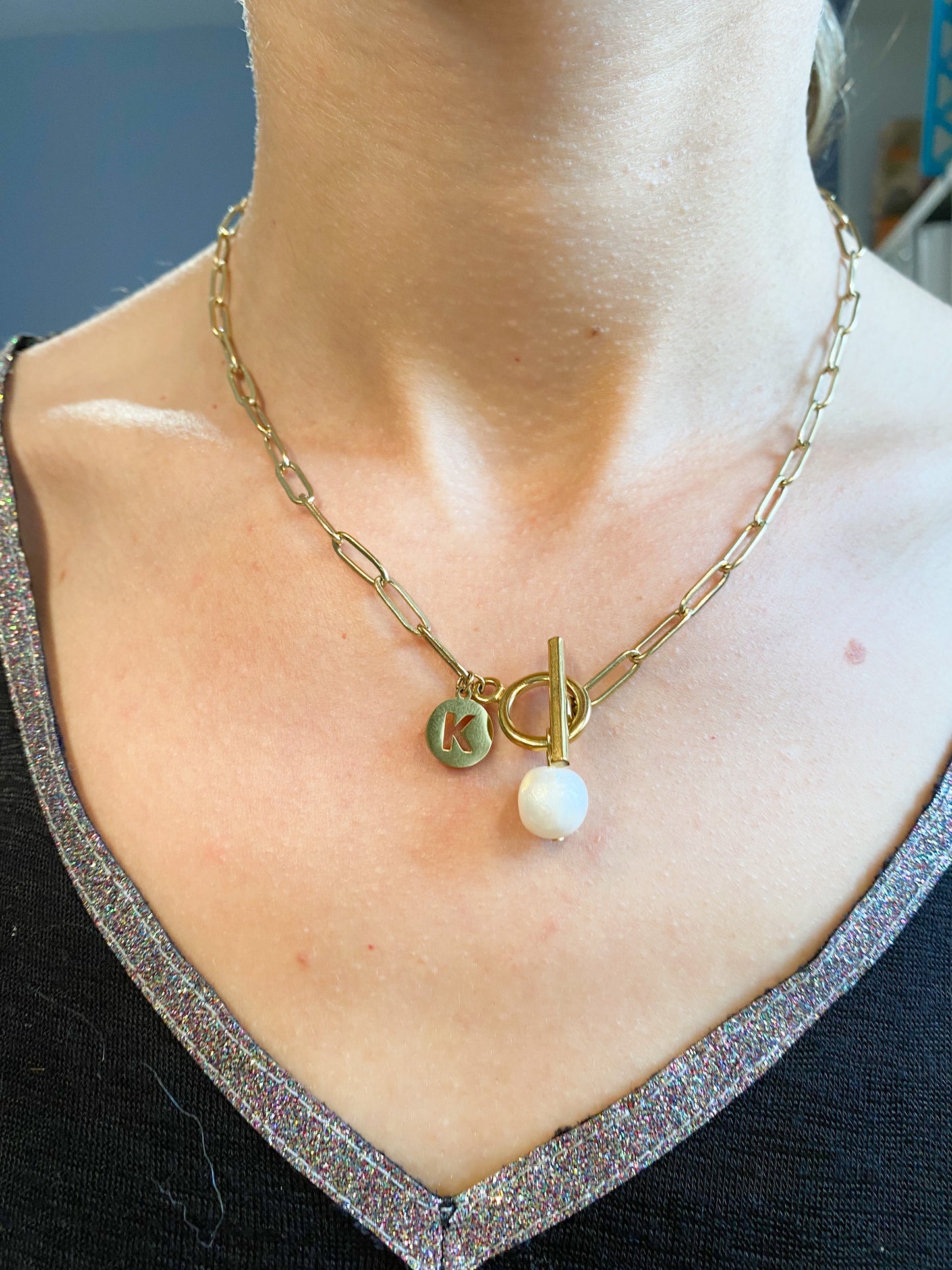 Collier fermoir T en acier inoxydable or avec perle d'eau douce et lettre