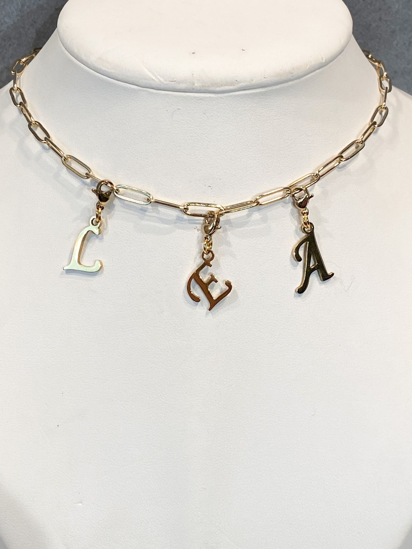 Charm lettre initiale doré