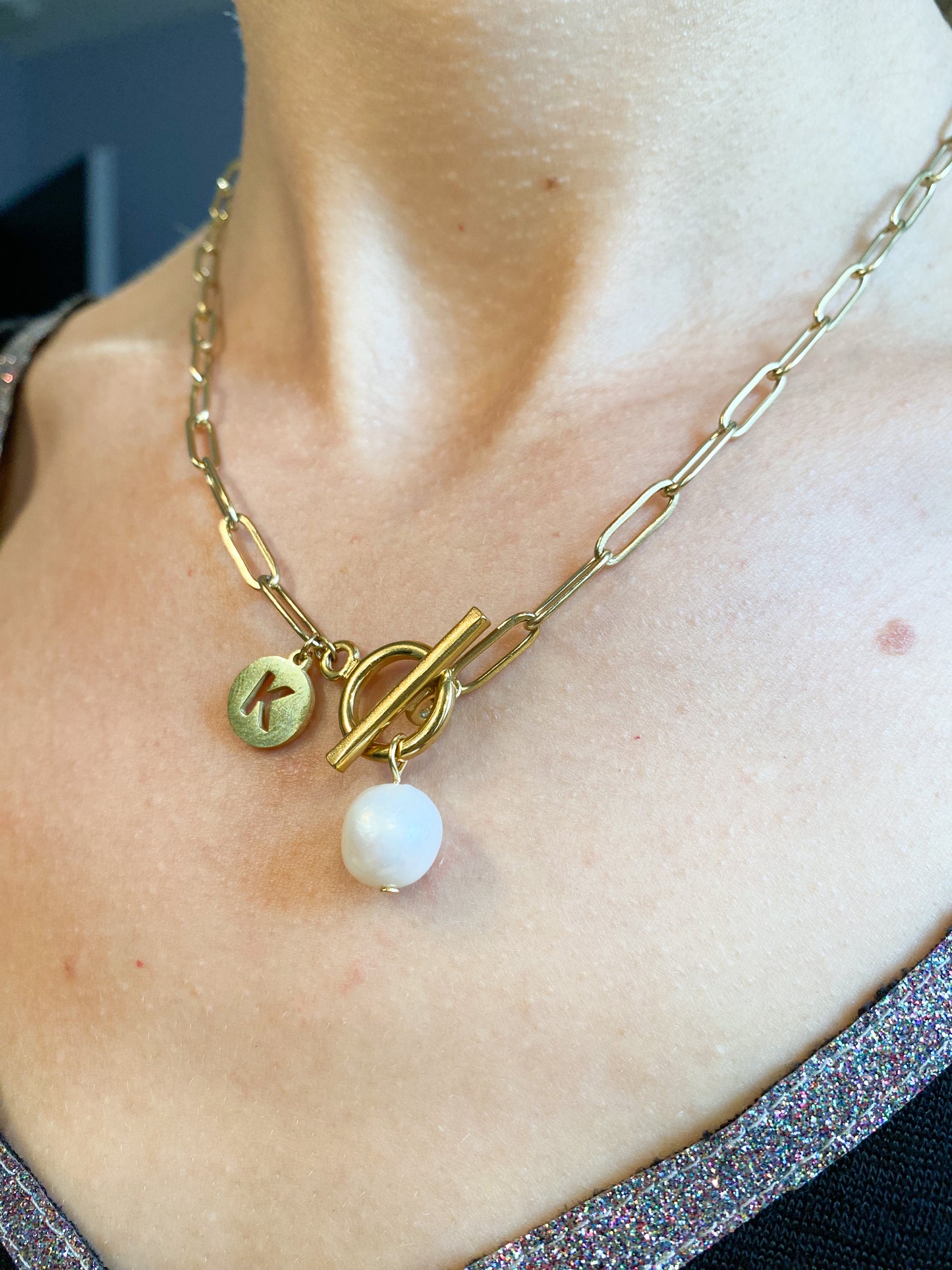 Collier fermoir T en acier inoxydable or avec perle d'eau douce et lettre