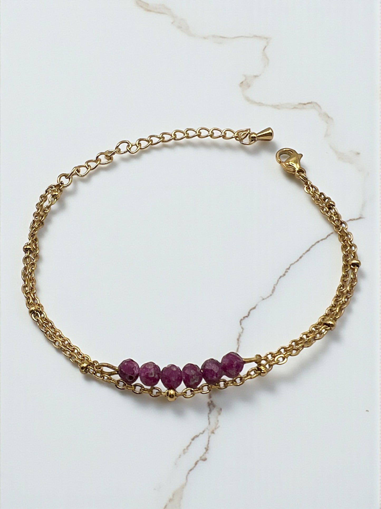Bracelet Rubis Double Rang en Acier Inoxydable Doré – Amour, Énergie & Élégance